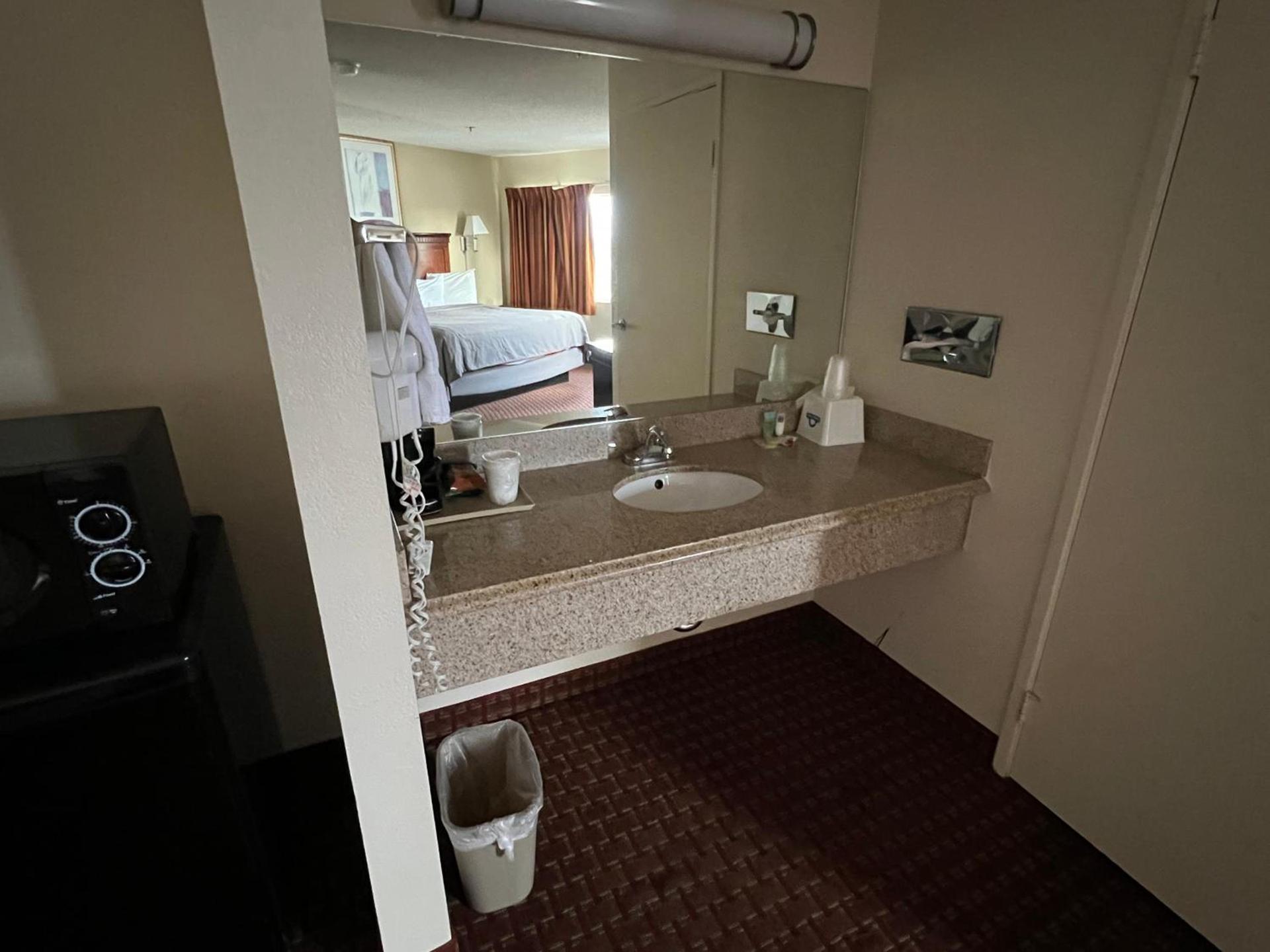 Days Inn & Suites by Wyndham Rancho Cordova photo 18