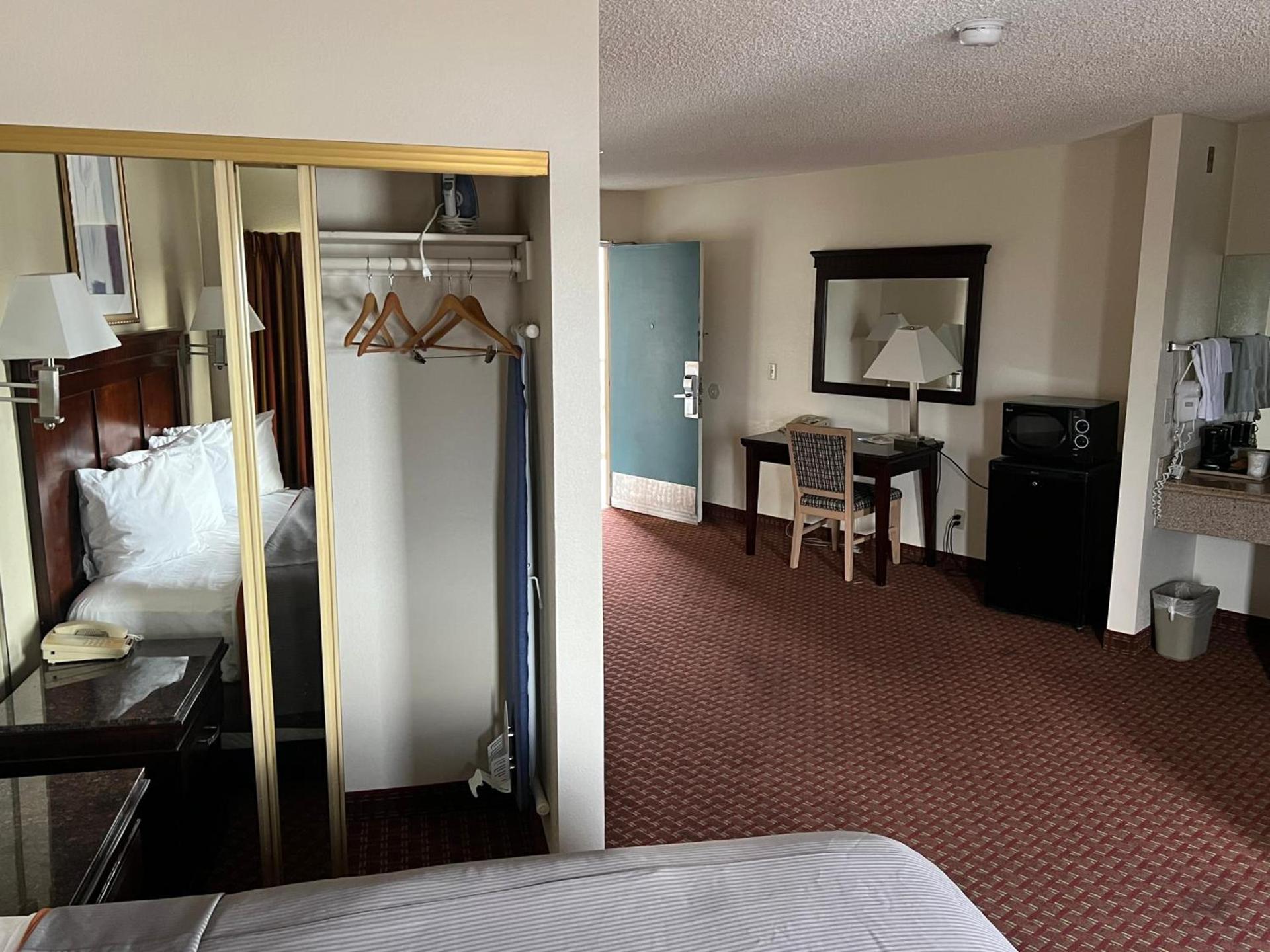 Days Inn & Suites by Wyndham Rancho Cordova photo 17