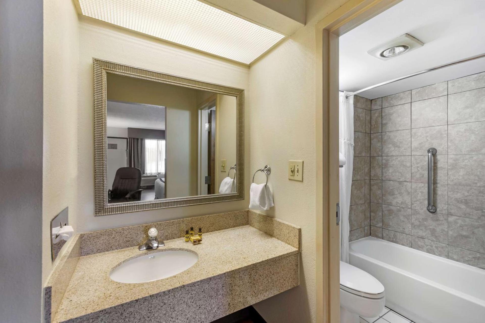 Best Western Plus Madison-Huntsville Hotel photo 24