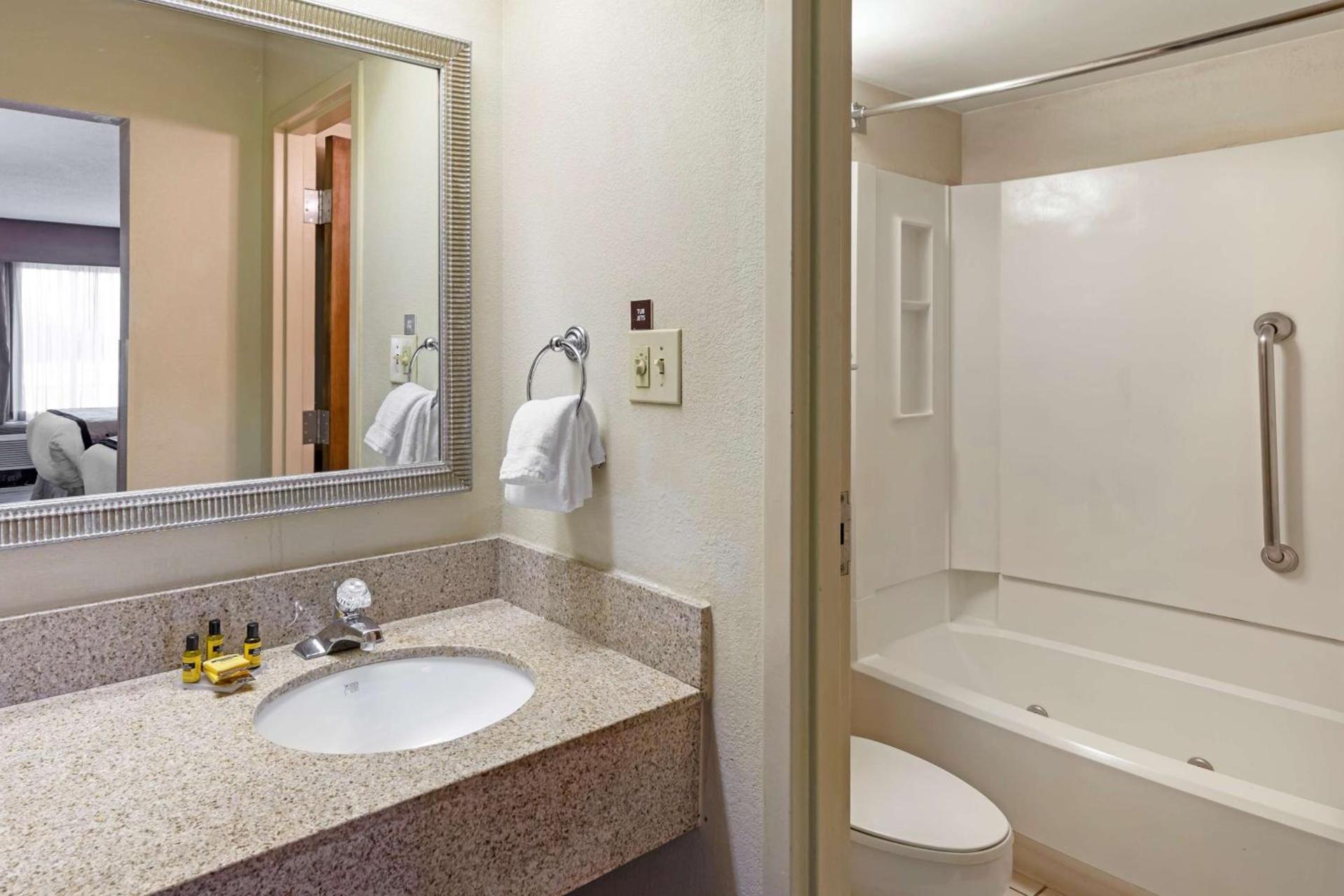 Best Western Plus Madison-Huntsville Hotel photo 25
