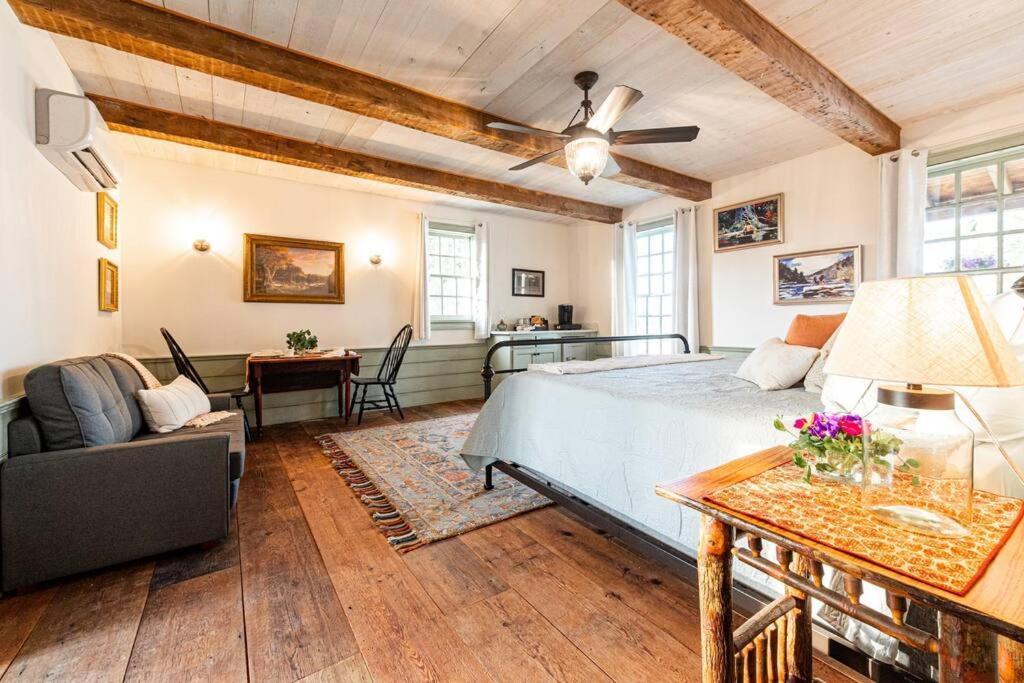 The Mohawk Valley House - 4 suite boutique hotel photo 4