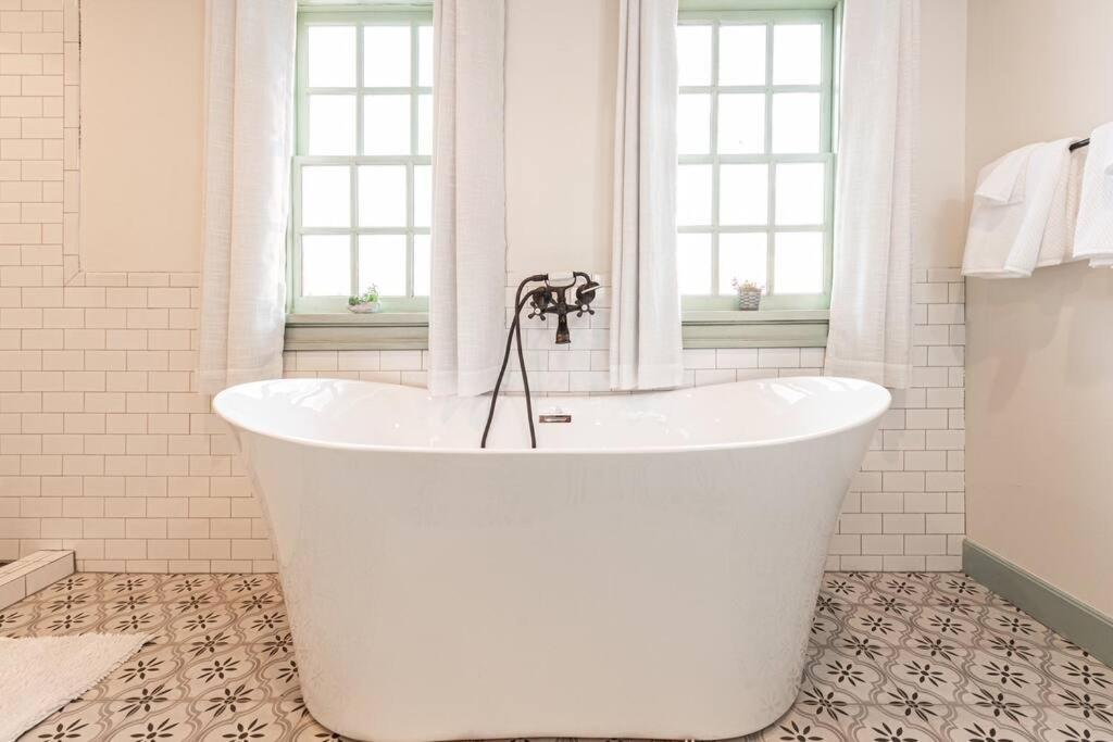 The Mohawk Valley House - 4 suite boutique hotel photo 6