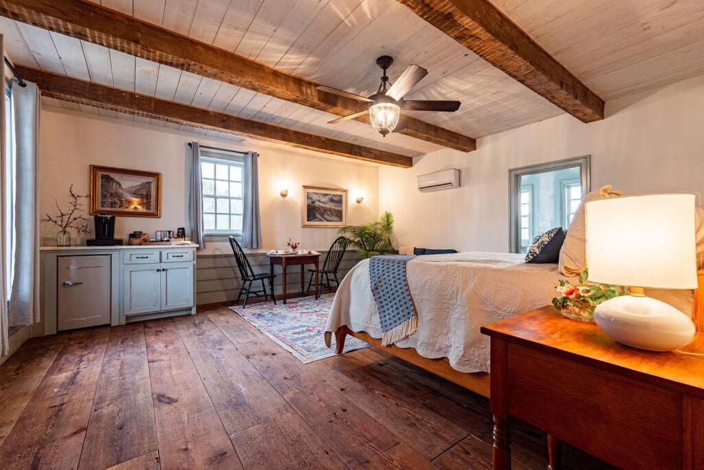 The Mohawk Valley House - 4 suite boutique hotel photo 45