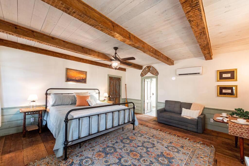 The Mohawk Valley House - 4 suite boutique hotel photo 52