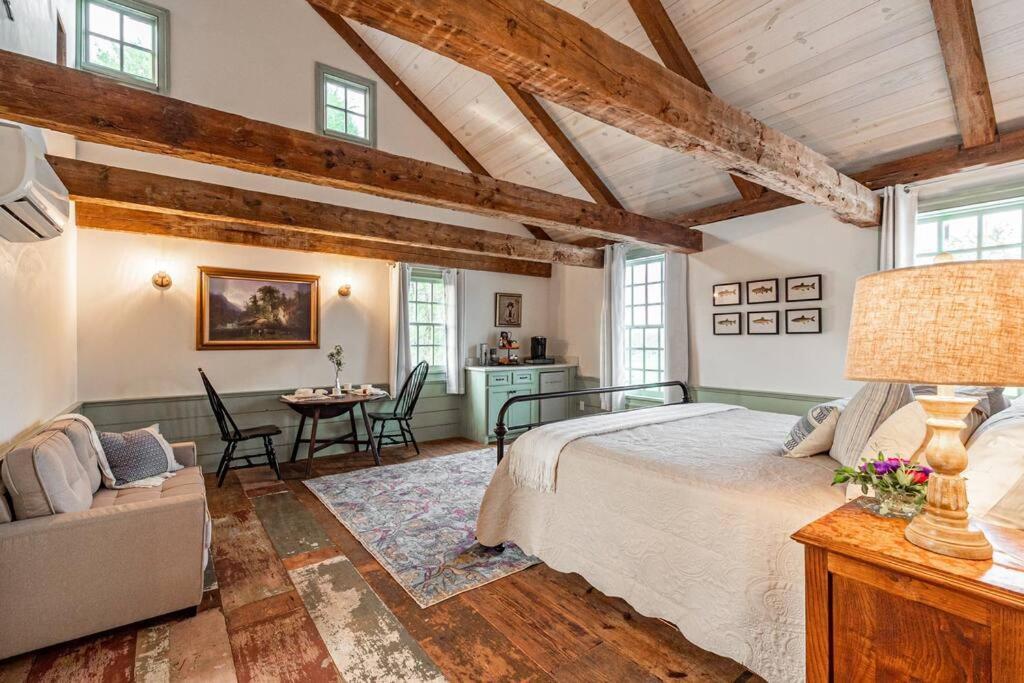The Mohawk Valley House - 4 suite boutique hotel photo 54