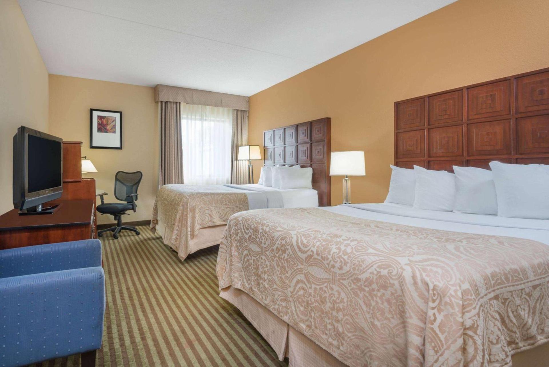 Ramada by Wyndham Columbus North photo 6