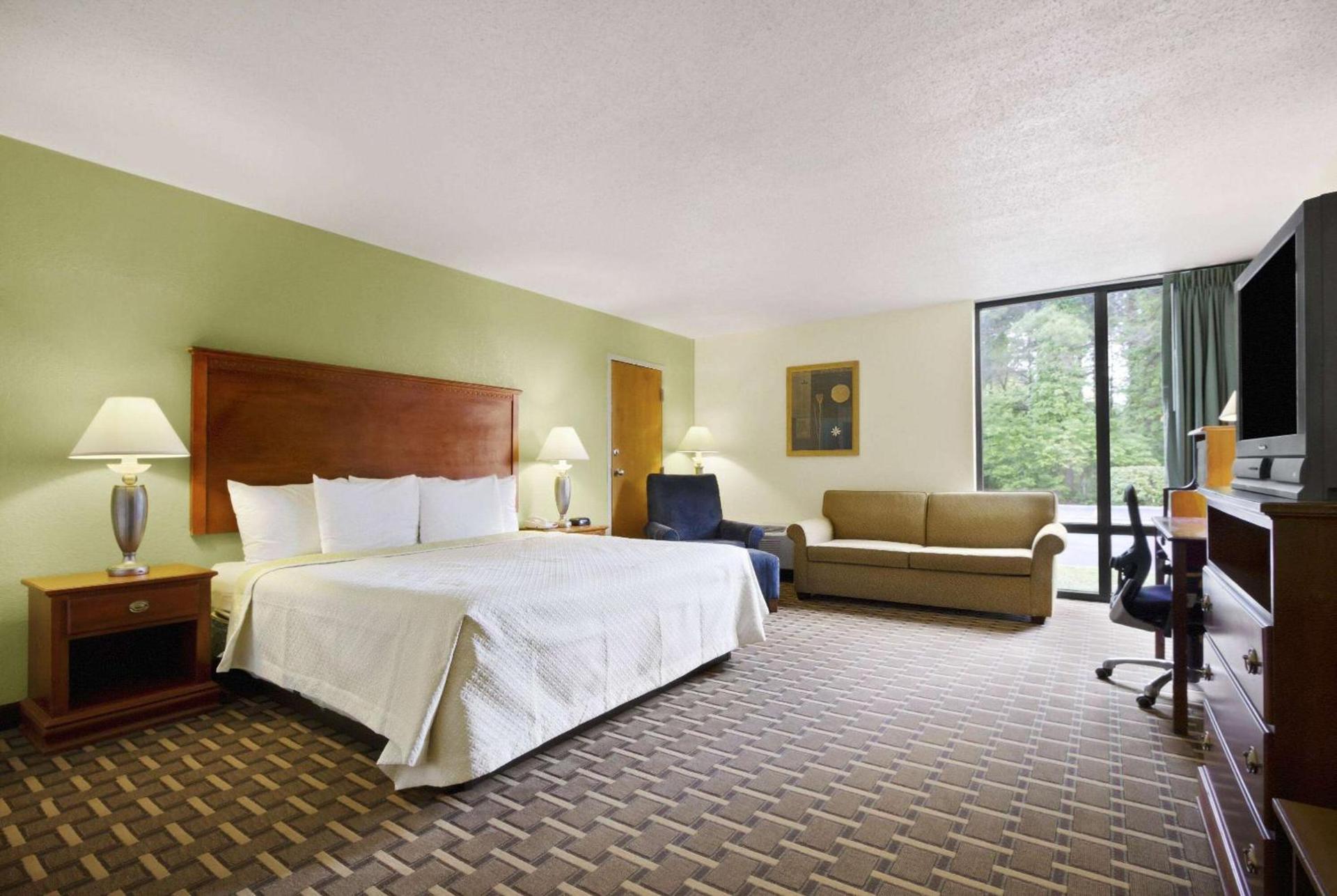 Days Inn by Wyndham Fayetteville-South/I-95 Exit 49 photo 10