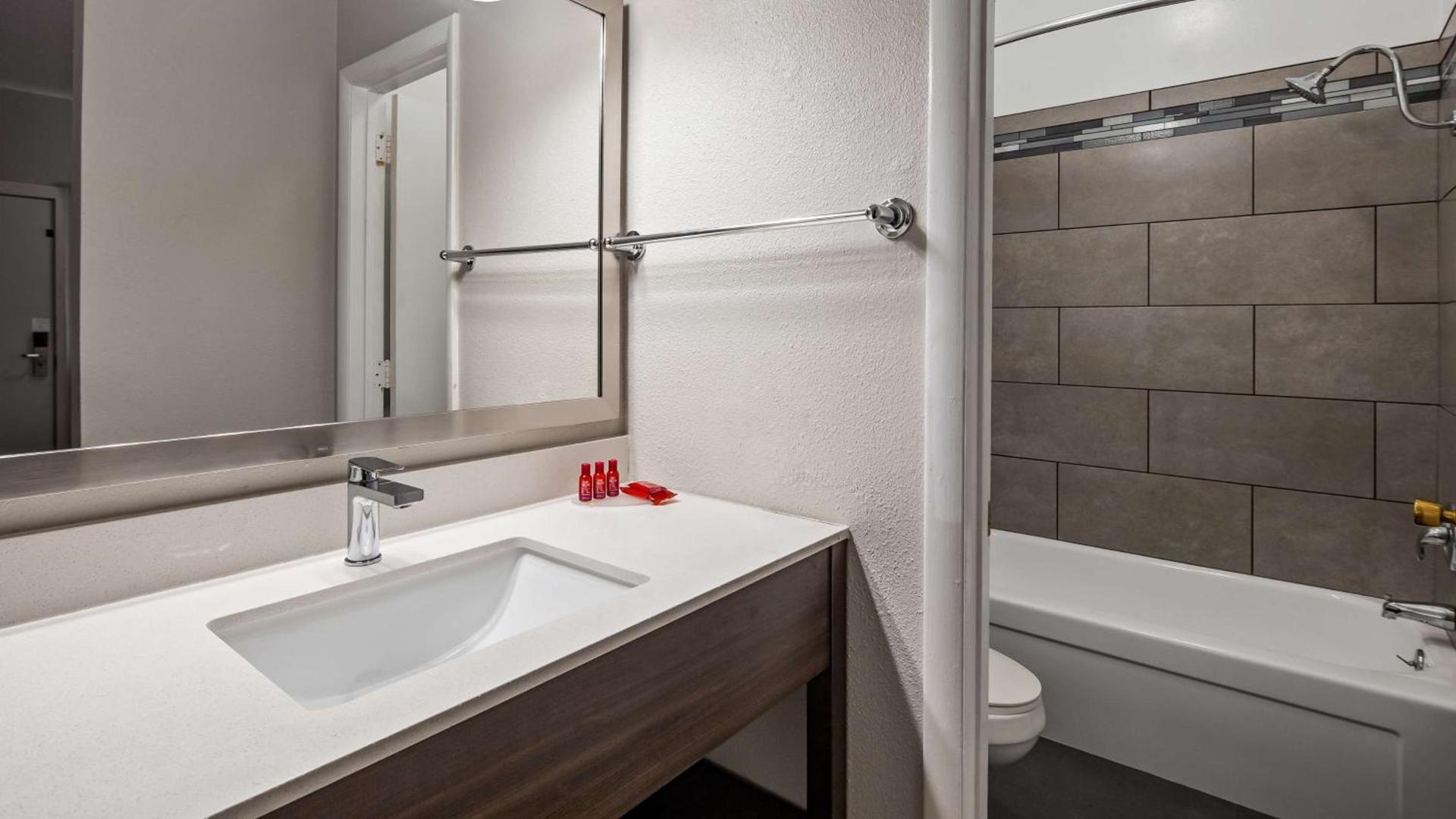 SureStay Hotel by Best Western Findlay photo 15