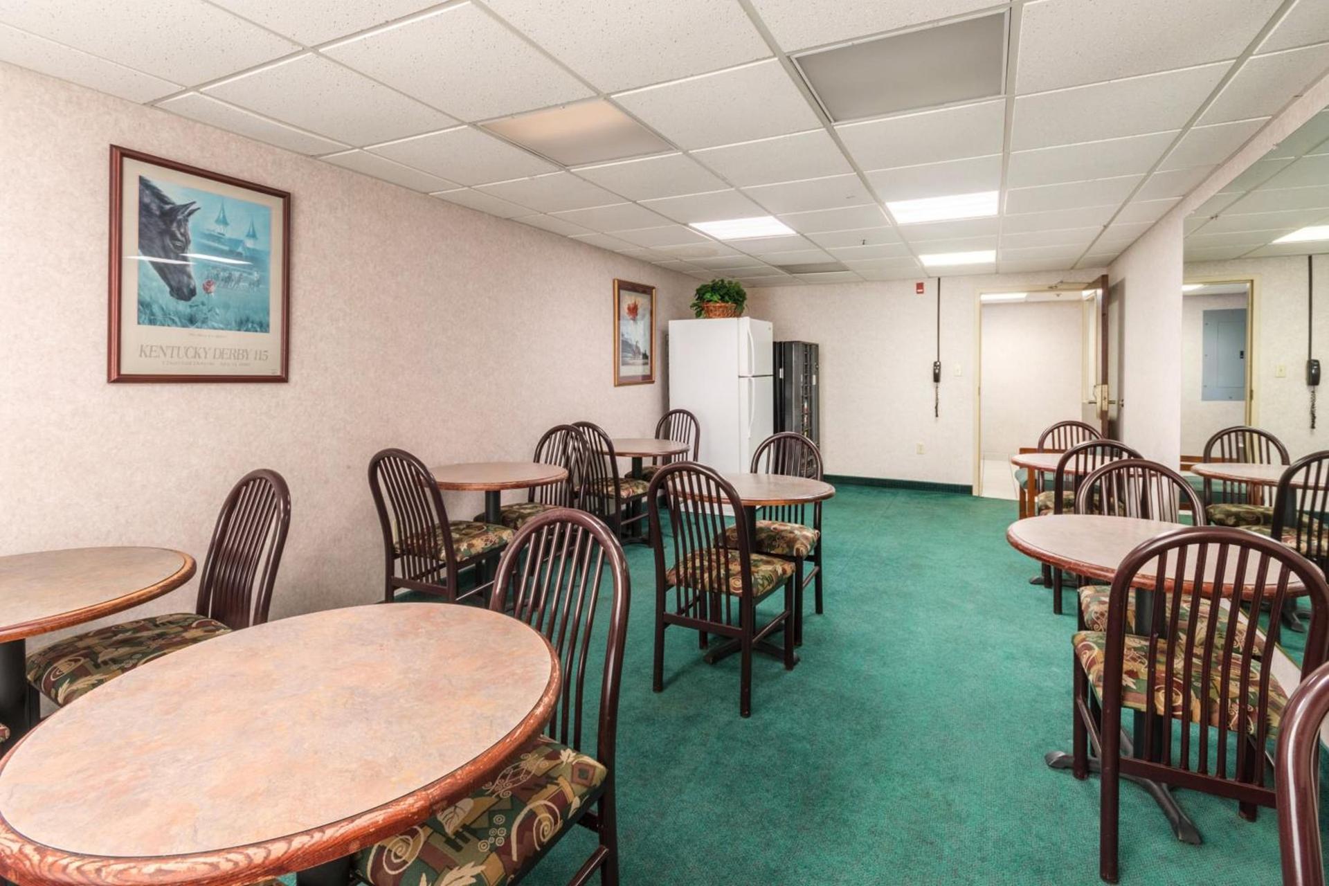 Red Roof Inn Morehead photo 32