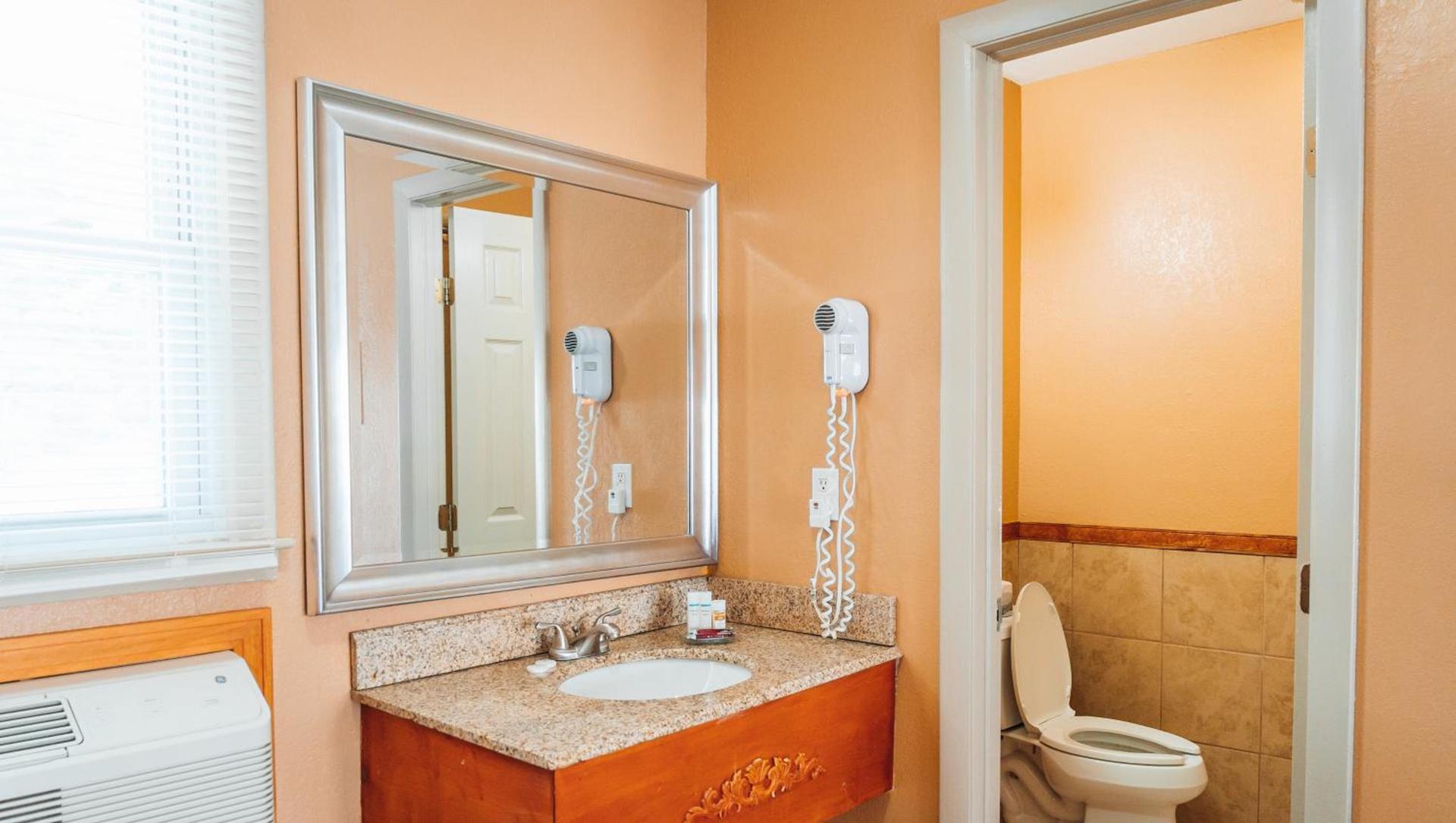 Quiet Corner Inn photo 21
