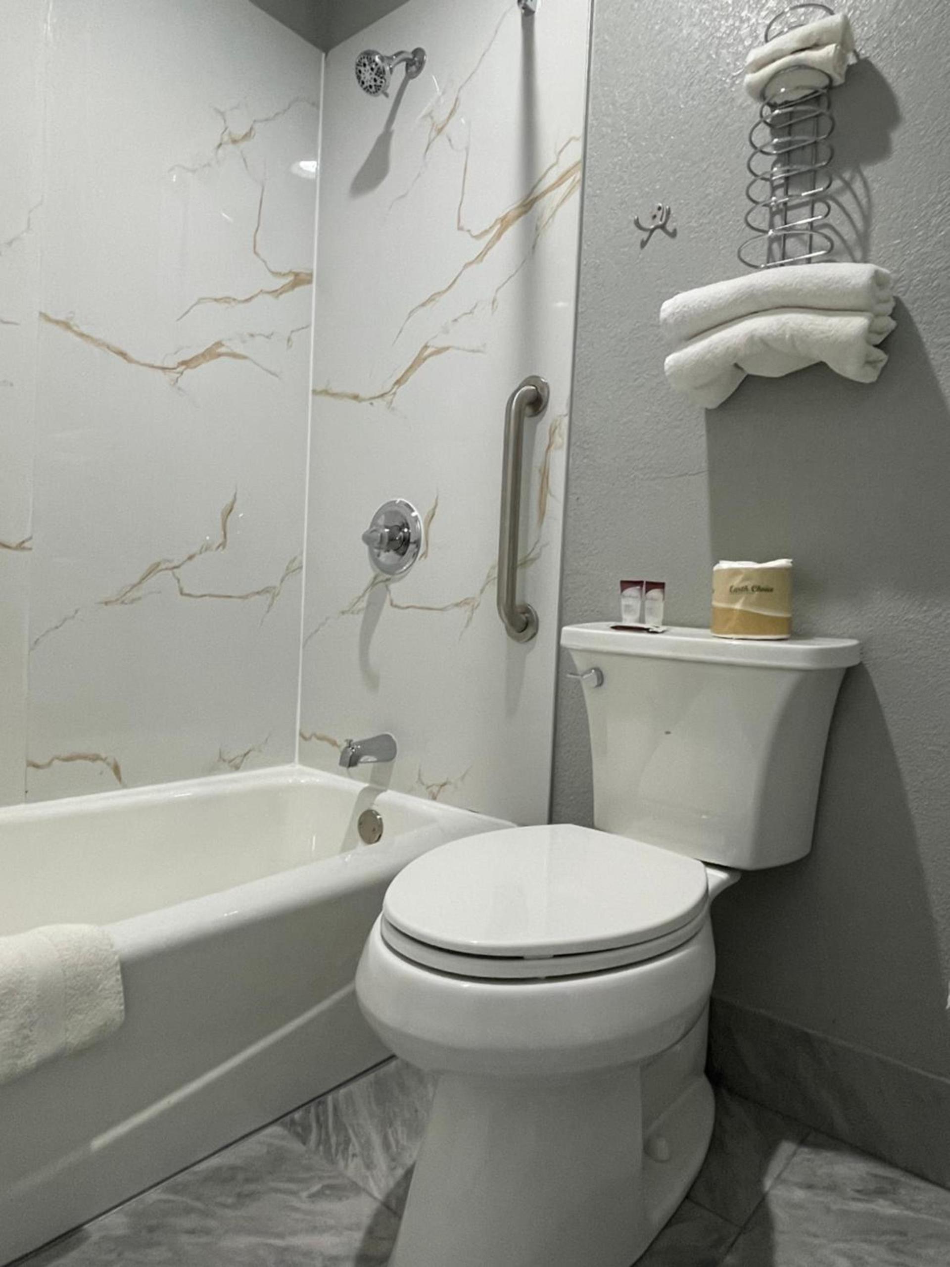 Copper Manor Motel photo 5