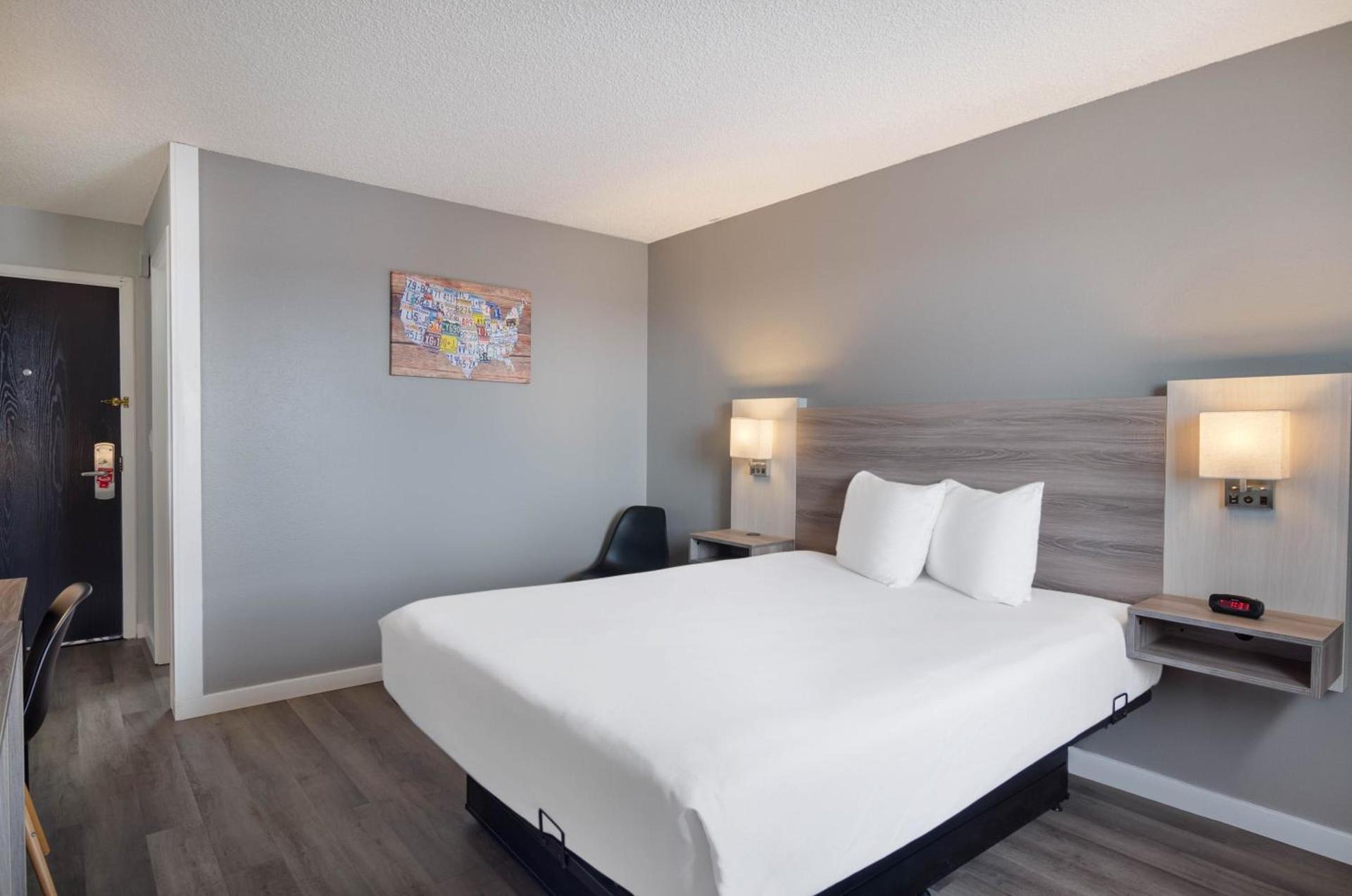 Econo Lodge Scottsbluff photo 32