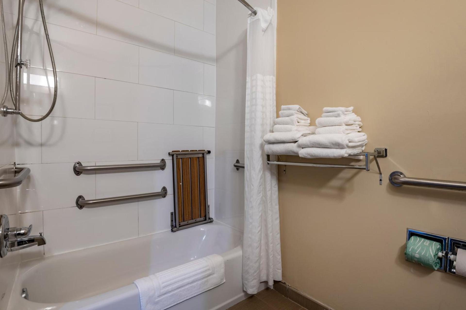 Comfort Suites Keeneland photo 36
