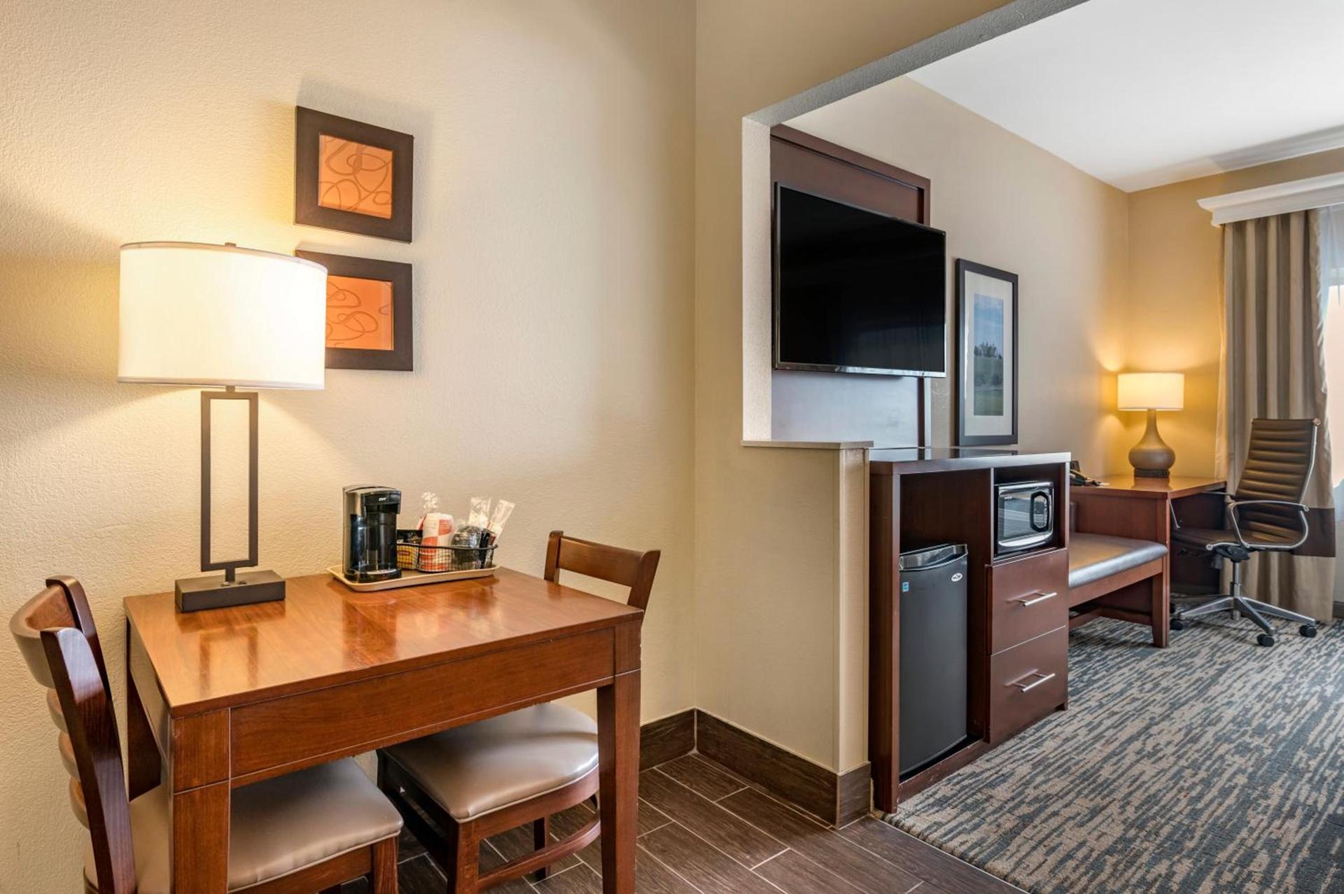 Comfort Suites Keeneland photo 37
