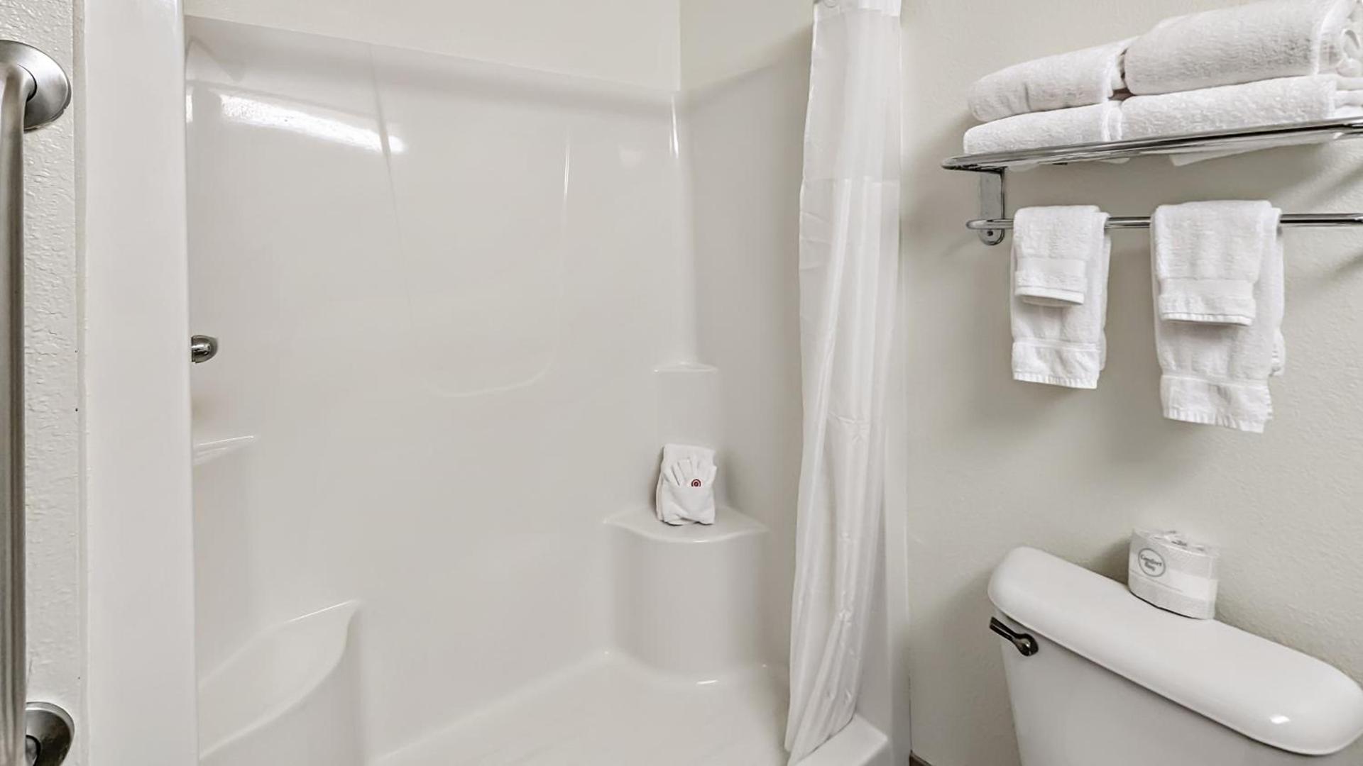 Estherville Hotel & Suites photo 49