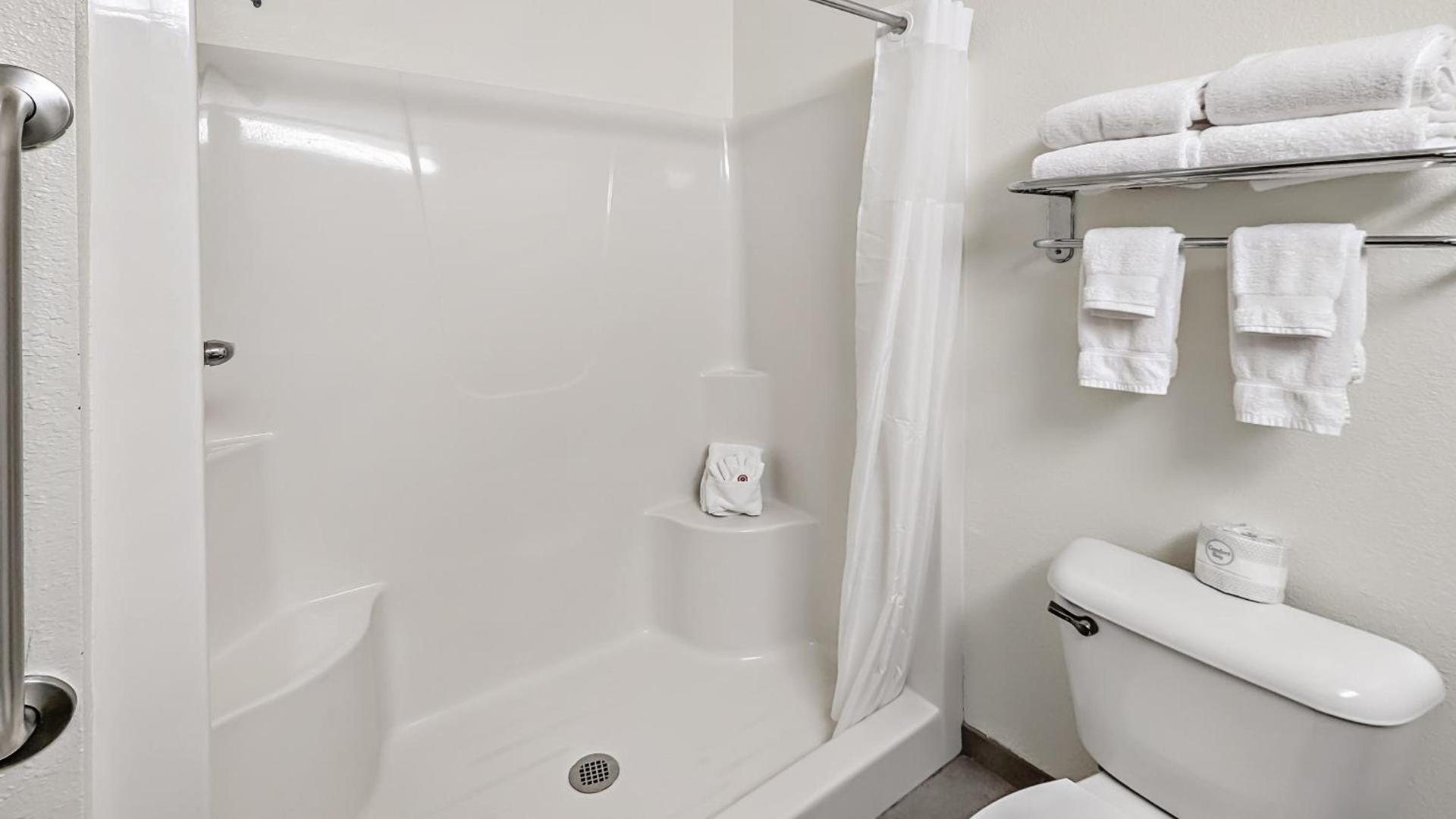 Estherville Hotel & Suites photo 54