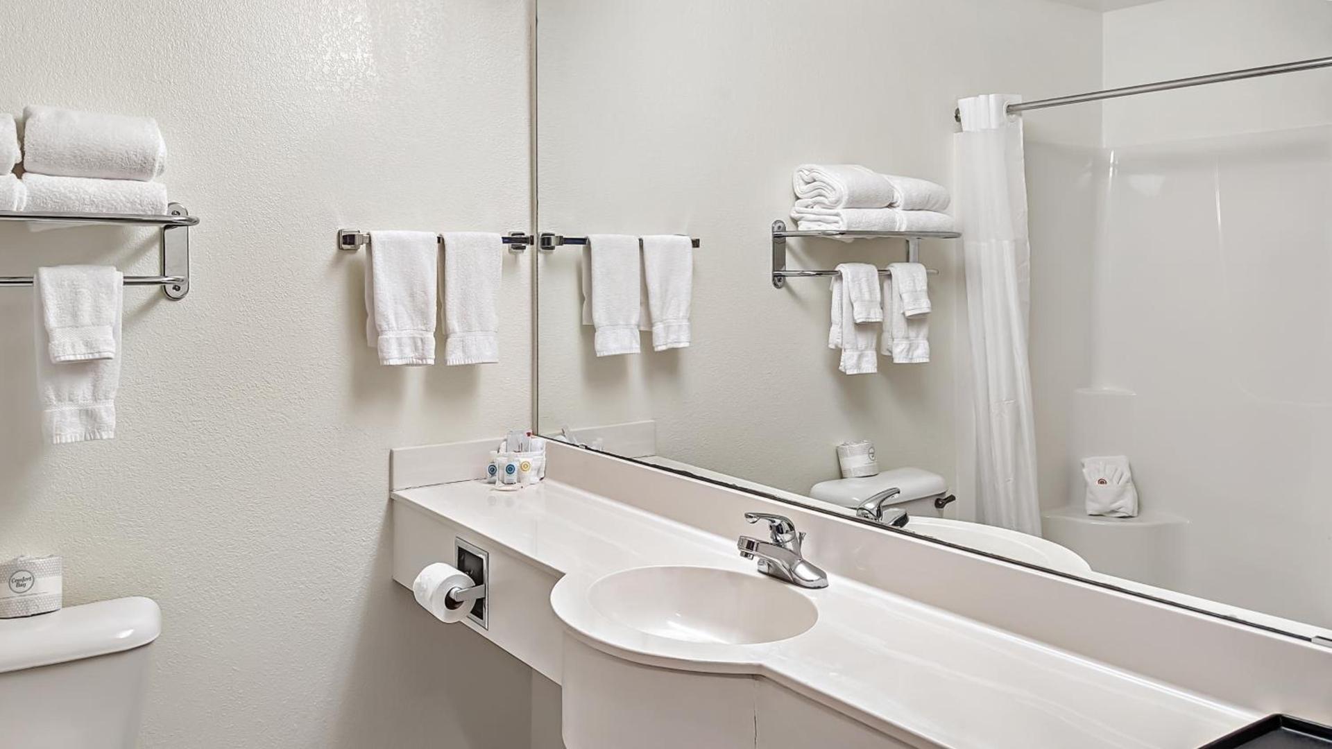 Estherville Hotel & Suites photo 48