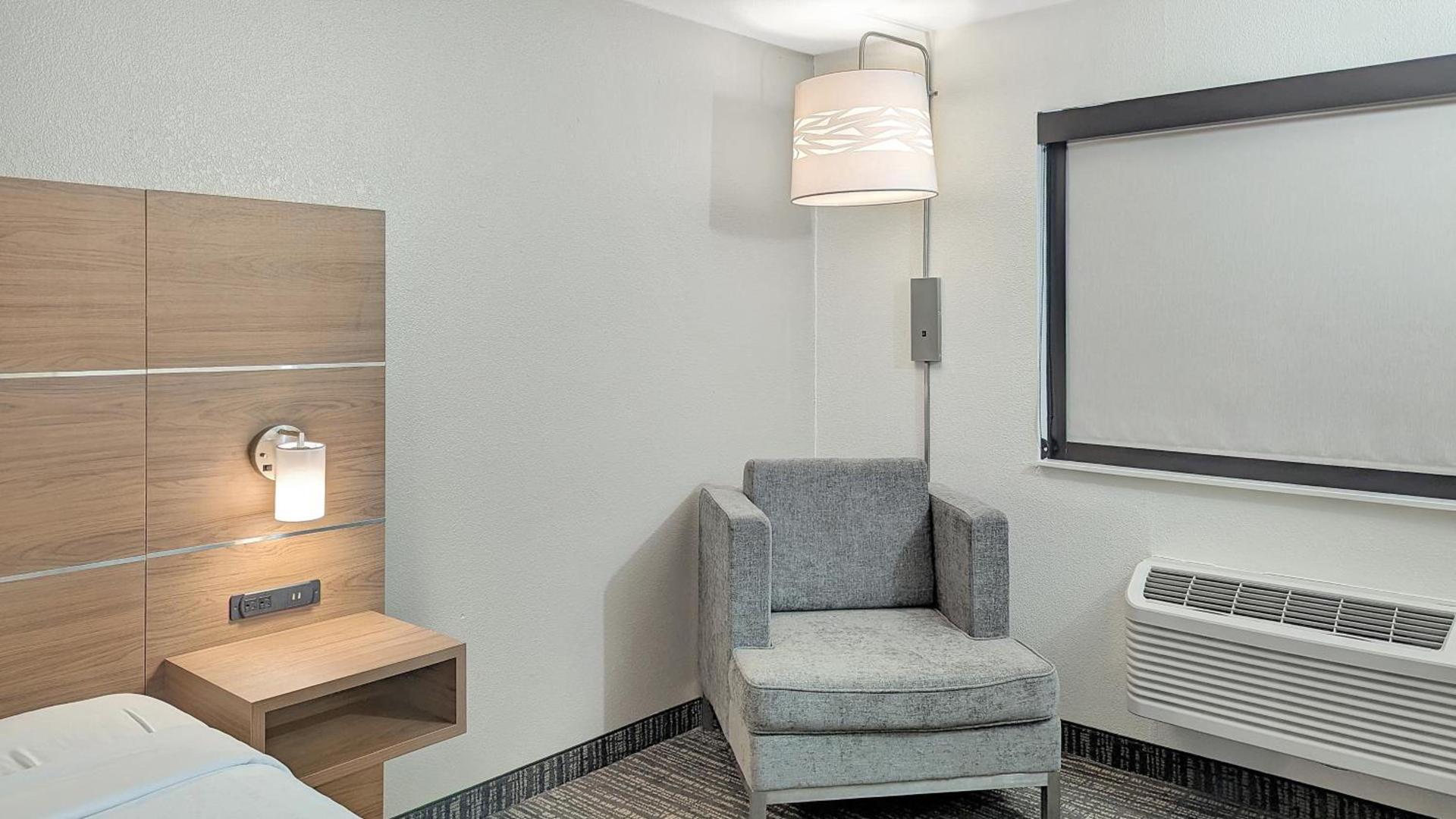 Estherville Hotel & Suites photo 55