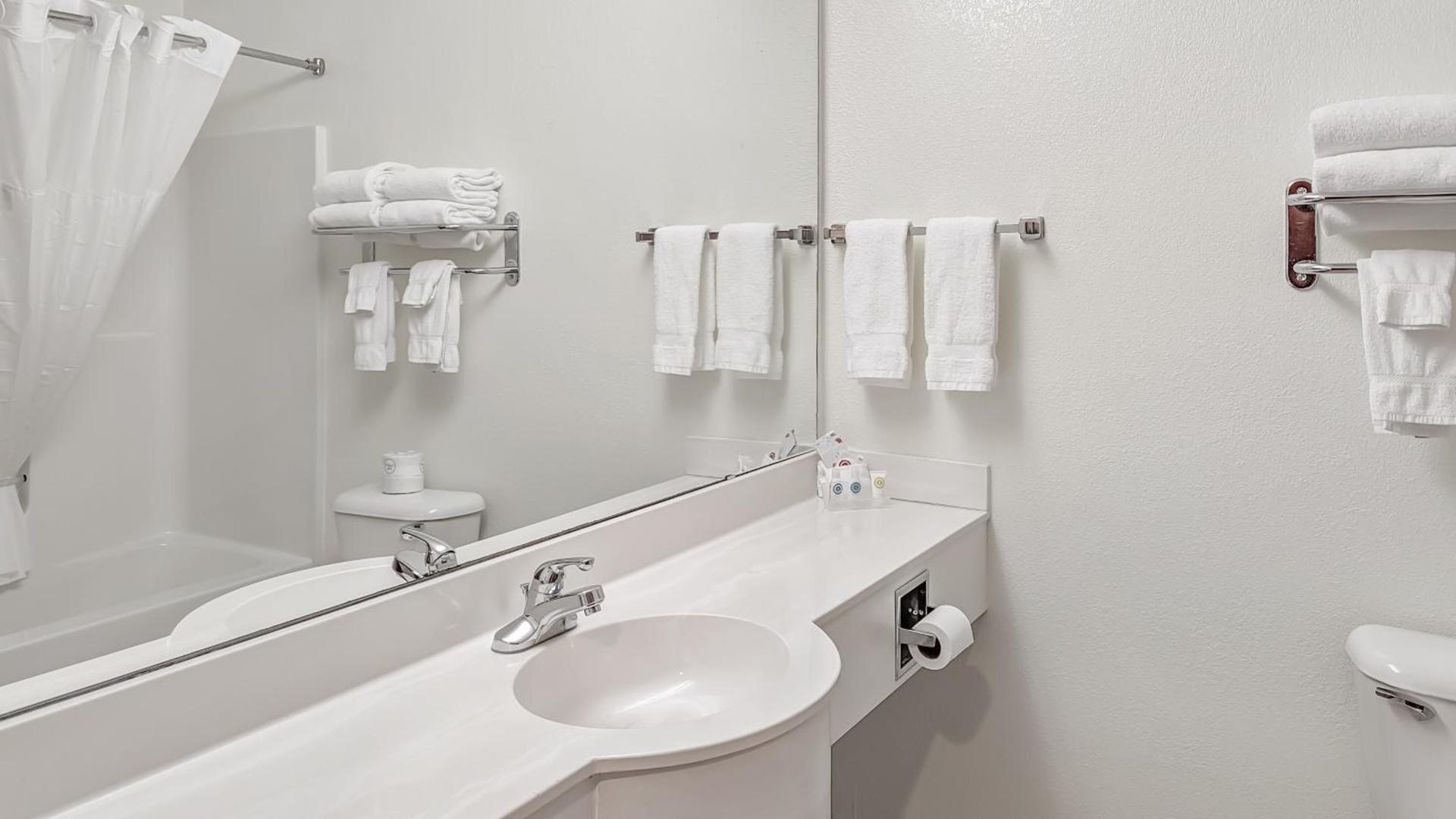 Estherville Hotel & Suites photo 58