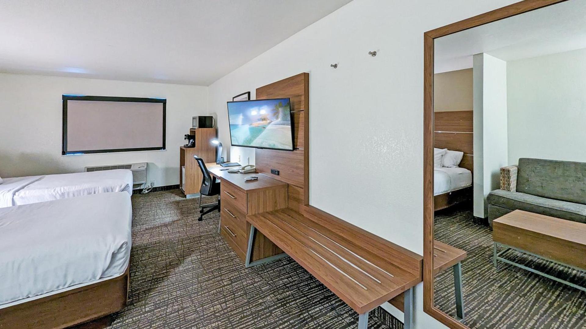 Estherville Hotel & Suites photo 66