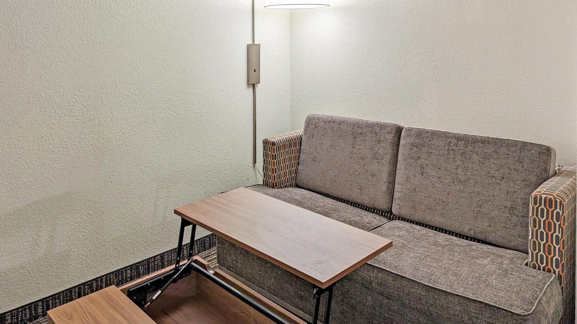 Estherville Hotel & Suites photo 60