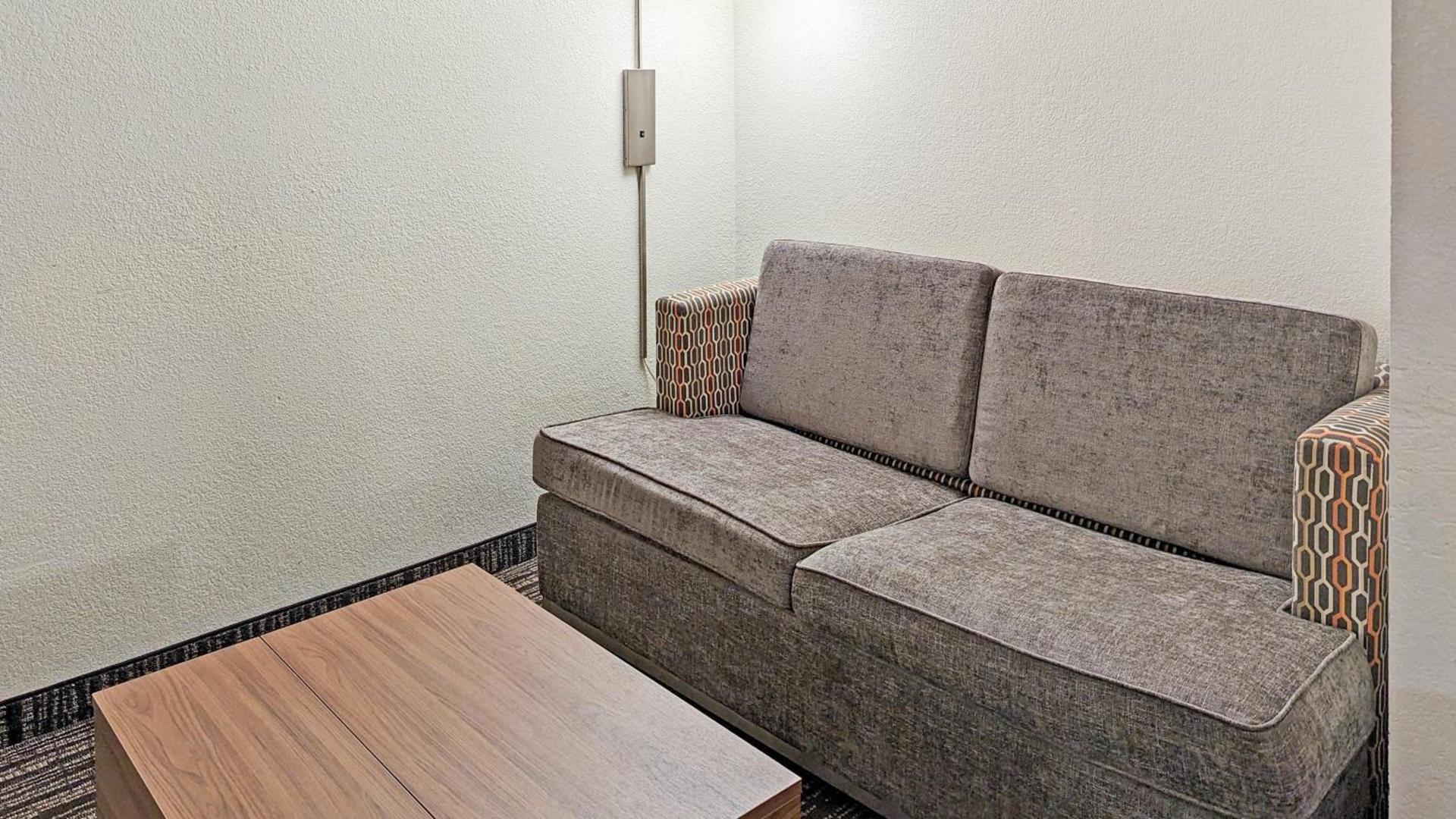 Estherville Hotel & Suites photo 65