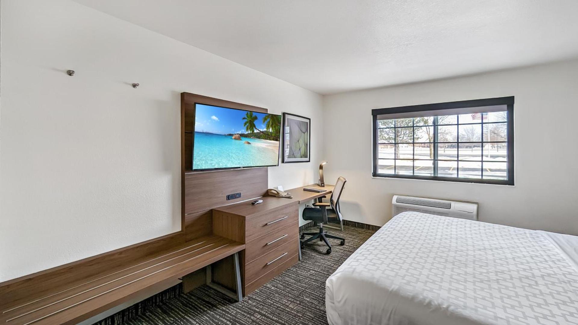 Estherville Hotel & Suites photo 67