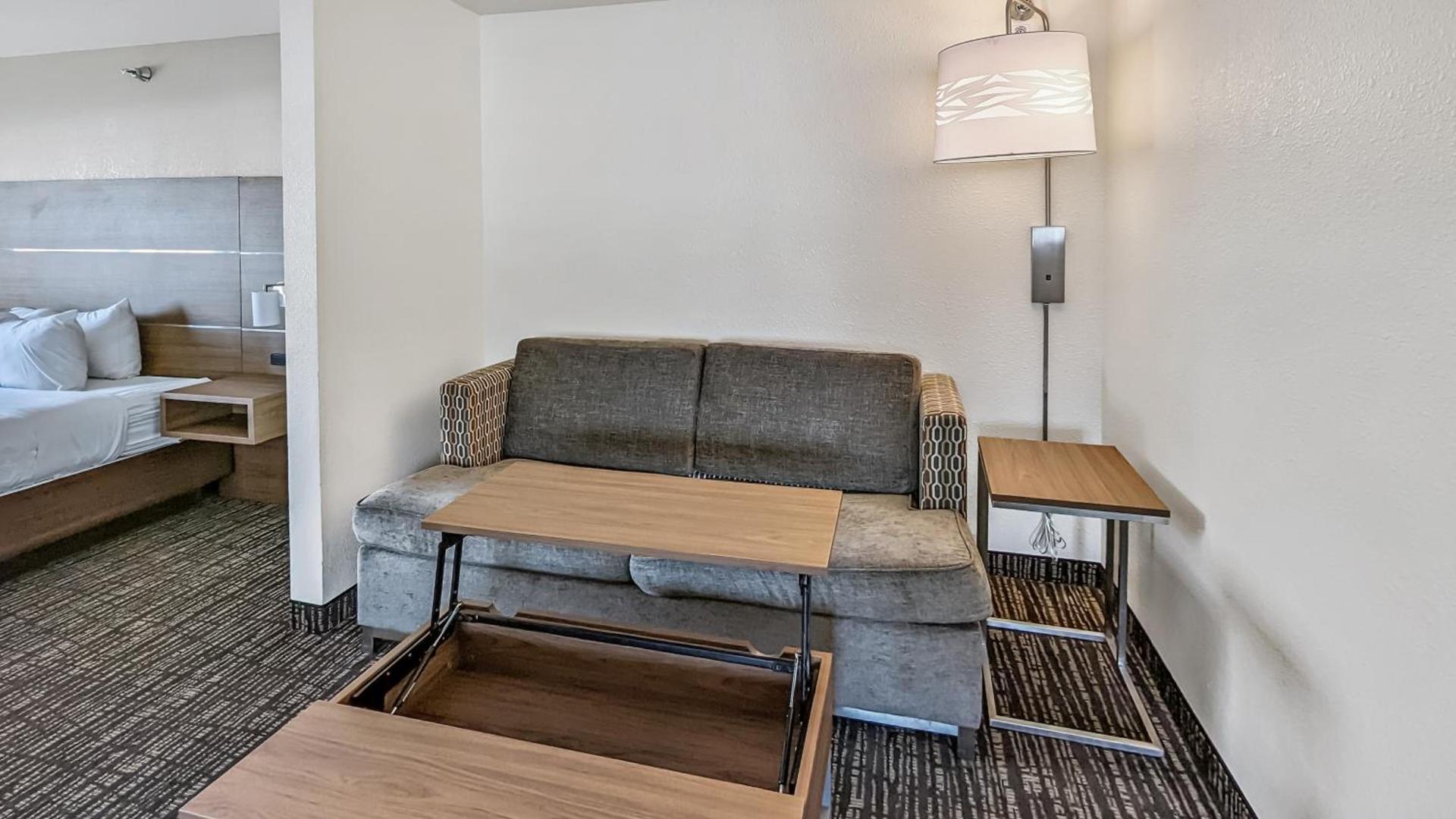 Estherville Hotel & Suites photo 73
