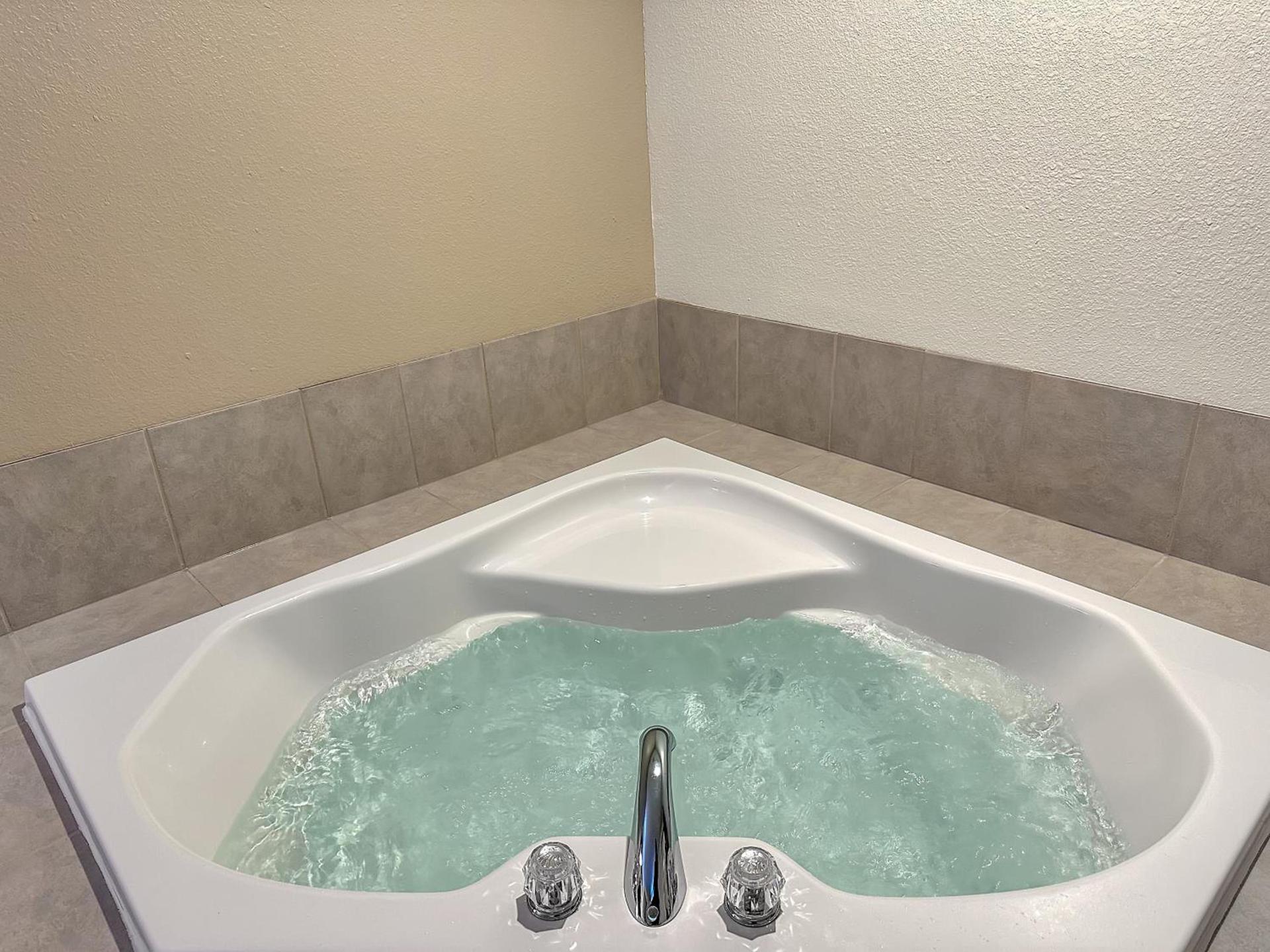 Estherville Hotel & Suites photo 75
