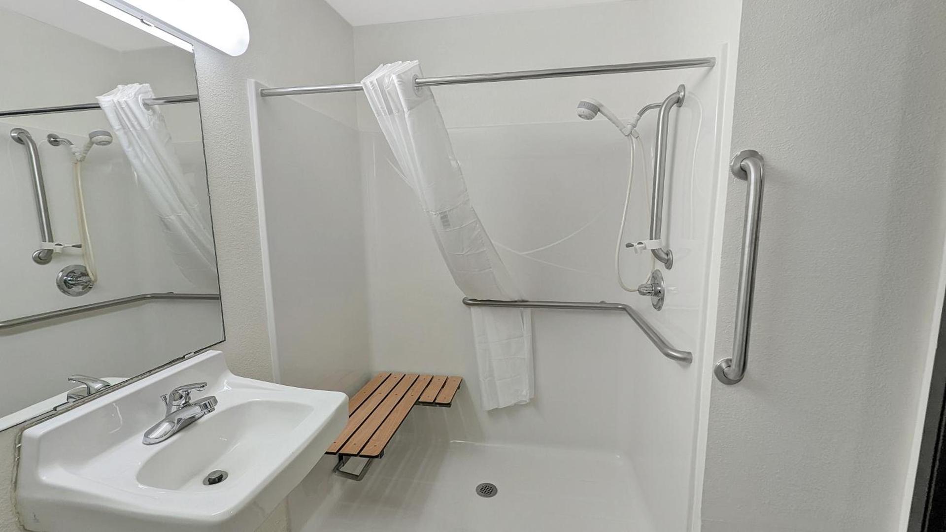 Estherville Hotel & Suites photo 78