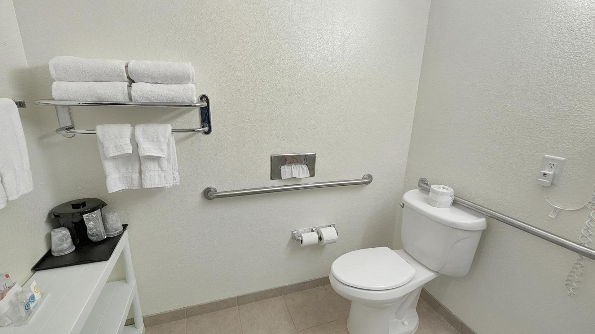 Estherville Hotel & Suites photo 76