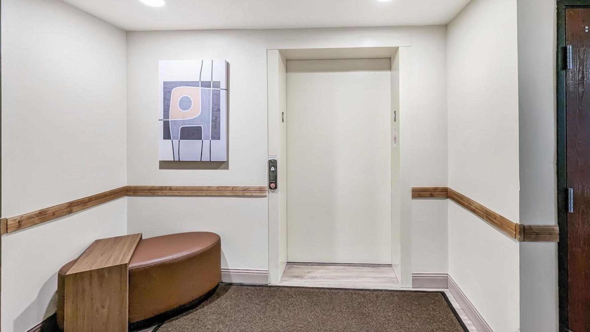 Estherville Hotel & Suites photo 85