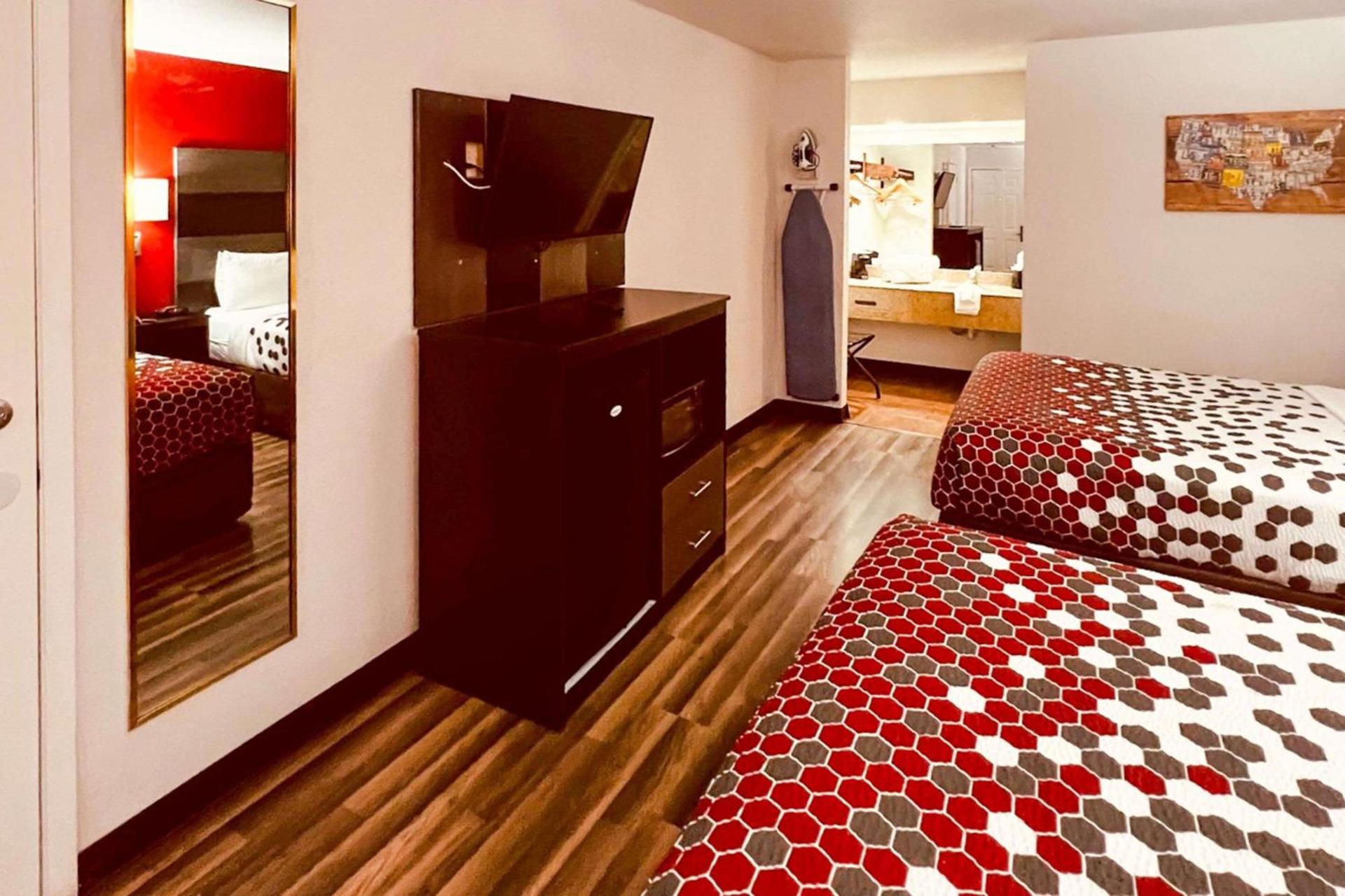 Econo Lodge Inn & Suites Downtown San Antonio Riverwalk Area photo 30