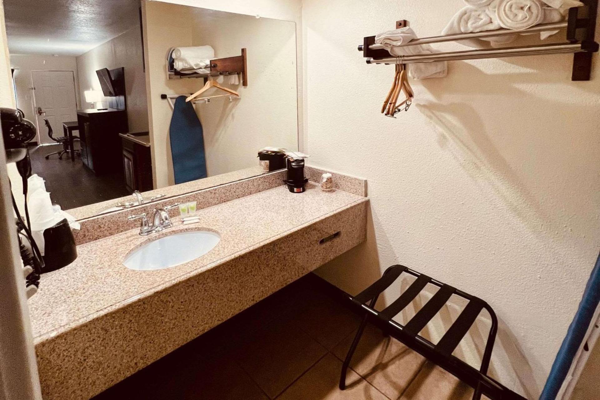 Econo Lodge Inn & Suites Downtown San Antonio Riverwalk Area photo 11