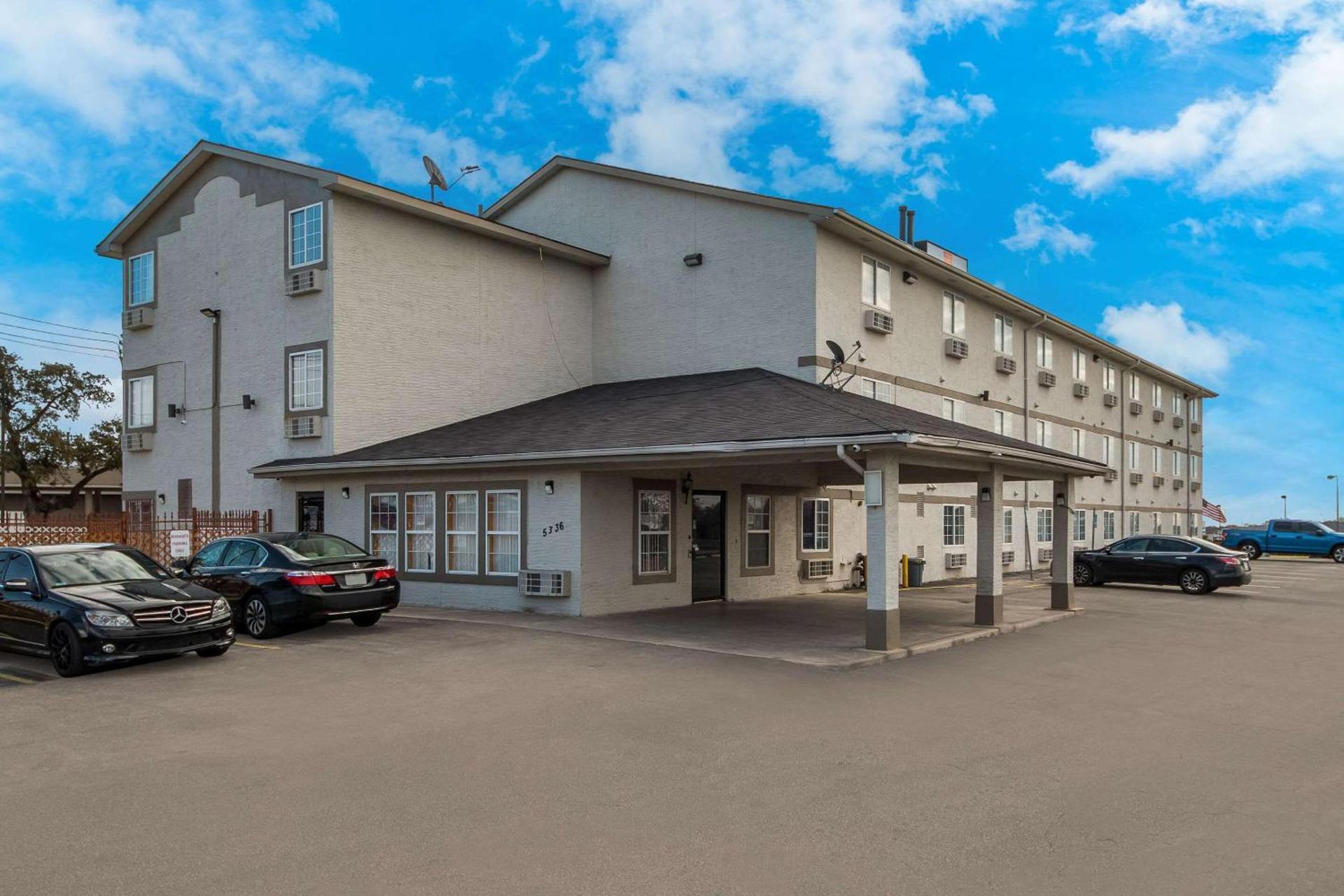 Express Inn & Suites San Antonio near SeaWorld - Medical Center photo 2