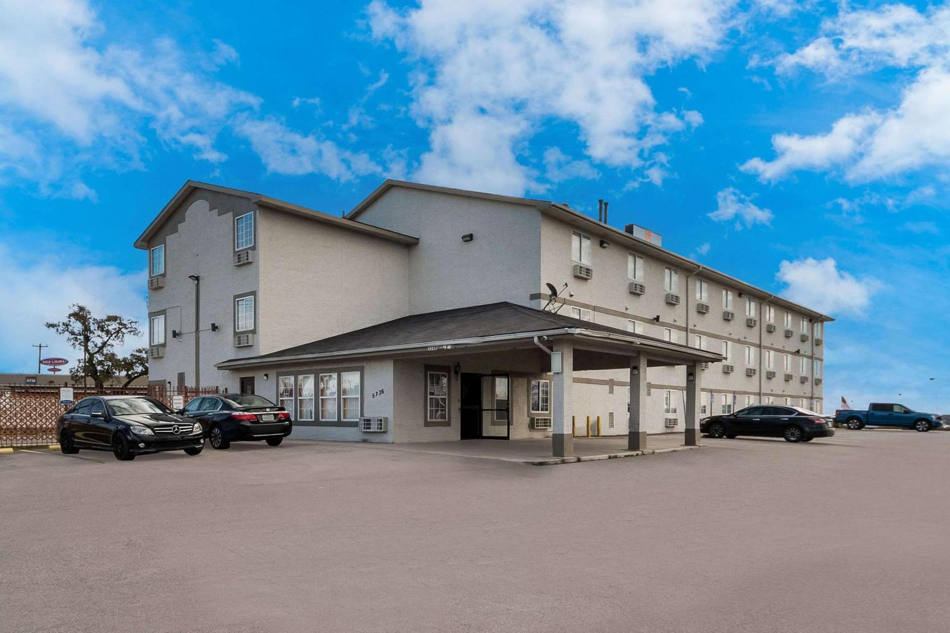 Express Inn & Suites San Antonio near SeaWorld - Medical Center photo 1