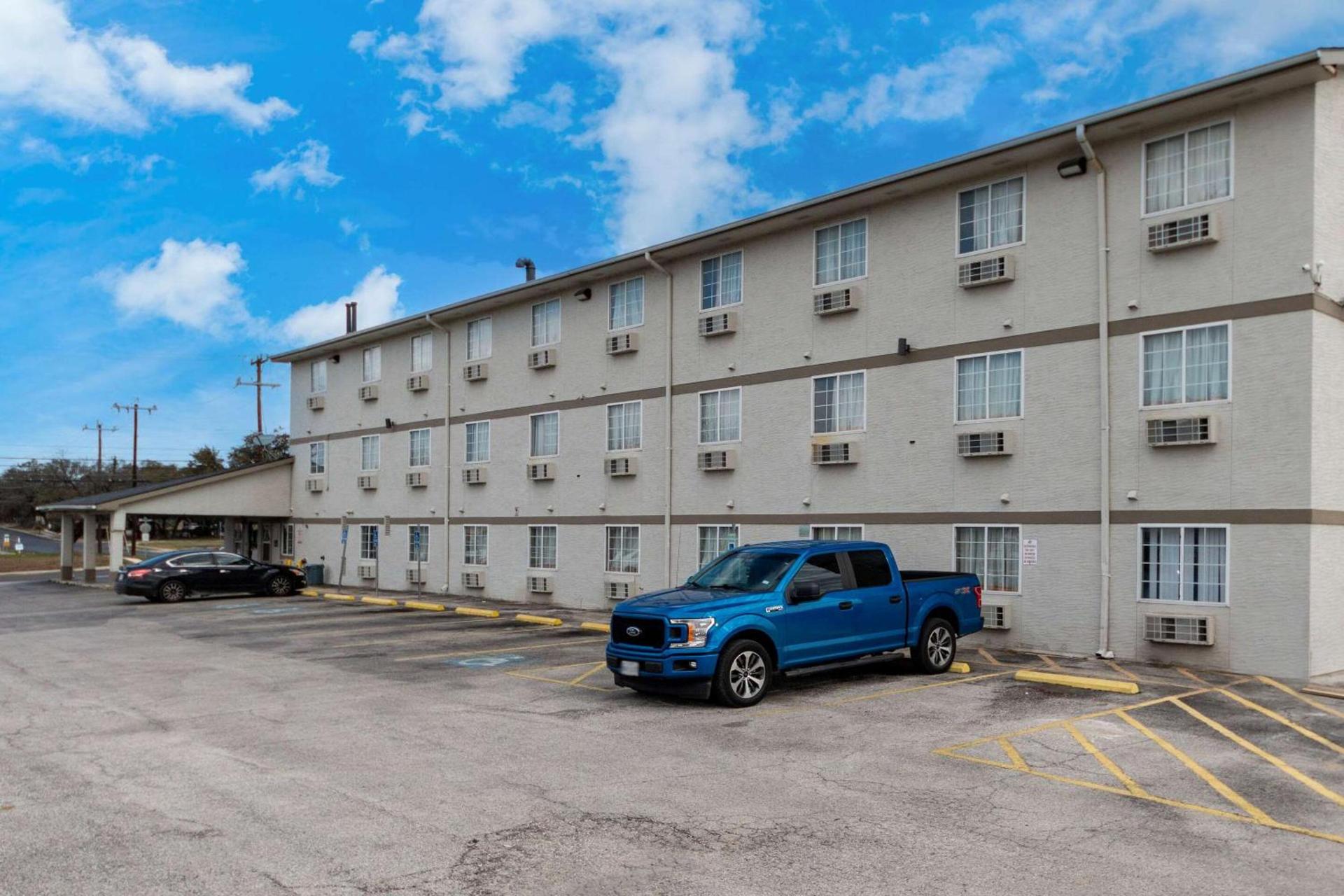 Express Inn & Suites San Antonio near SeaWorld - Medical Center photo 3