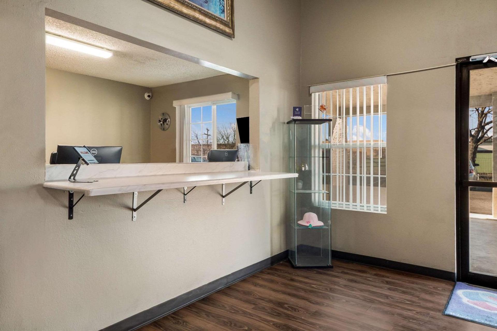 Express Inn & Suites San Antonio near SeaWorld - Medical Center photo 4
