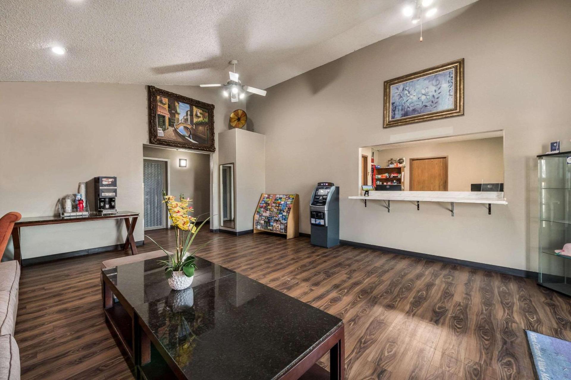 Express Inn & Suites San Antonio near SeaWorld - Medical Center photo 9