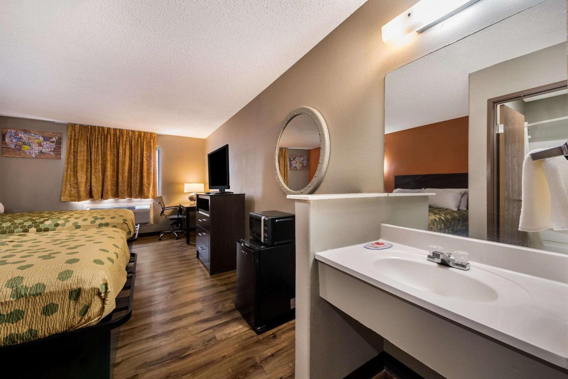 Express Inn & Suites San Antonio near SeaWorld - Medical Center photo 17