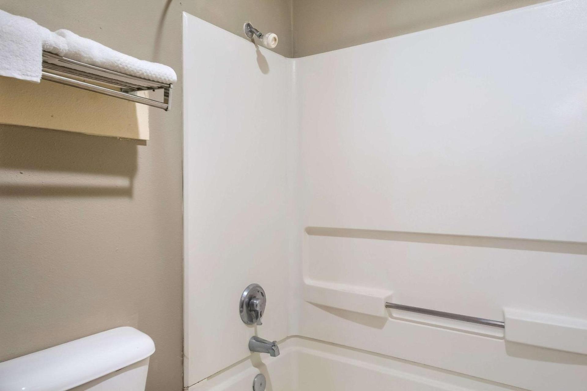 Express Inn & Suites San Antonio near SeaWorld - Medical Center photo 18