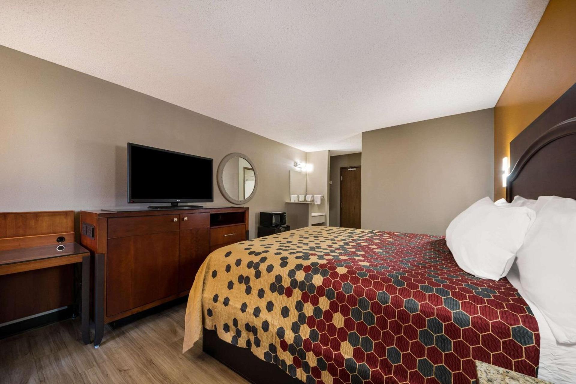 Express Inn & Suites San Antonio near SeaWorld - Medical Center photo 21
