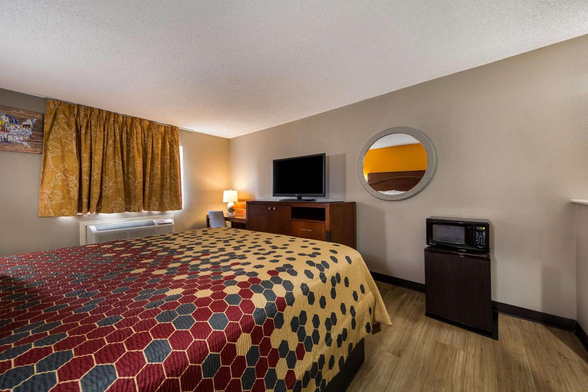 Express Inn & Suites San Antonio near SeaWorld - Medical Center photo 22