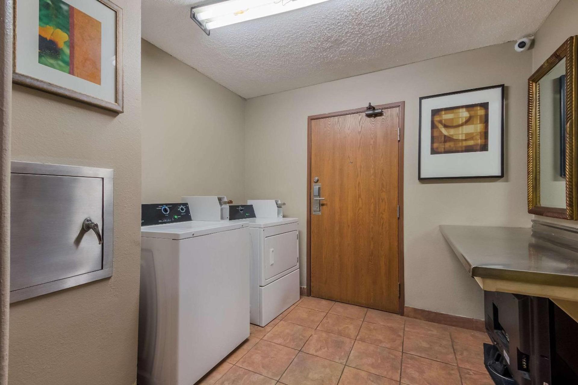 Express Inn & Suites San Antonio near SeaWorld - Medical Center photo 29
