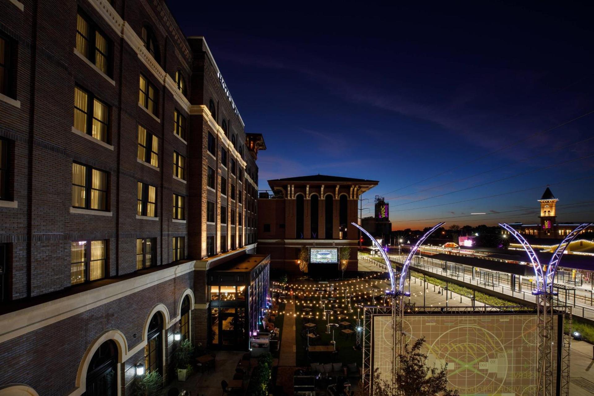 Hotel Vin, Grapevine, Autograph Collection photo 2