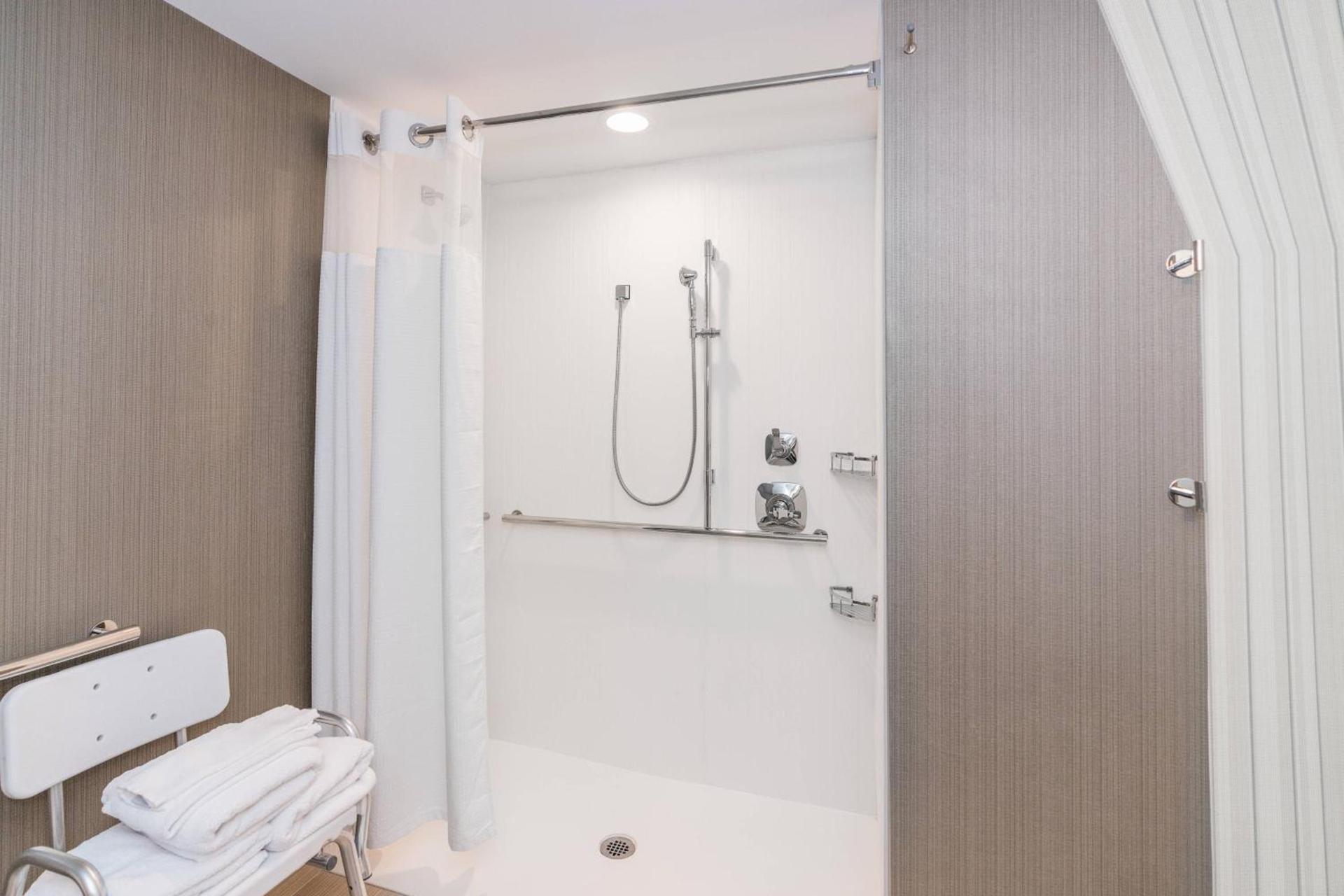 Courtyard by Marriott West Springfield photo 12