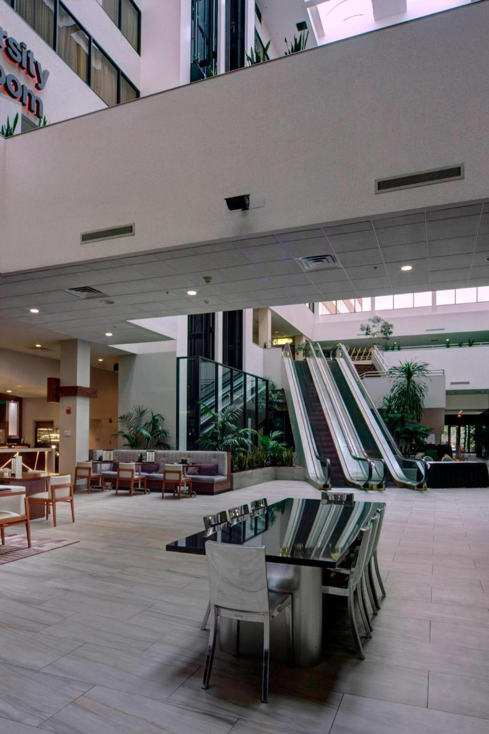 Marriott East Lansing at University Place photo 2
