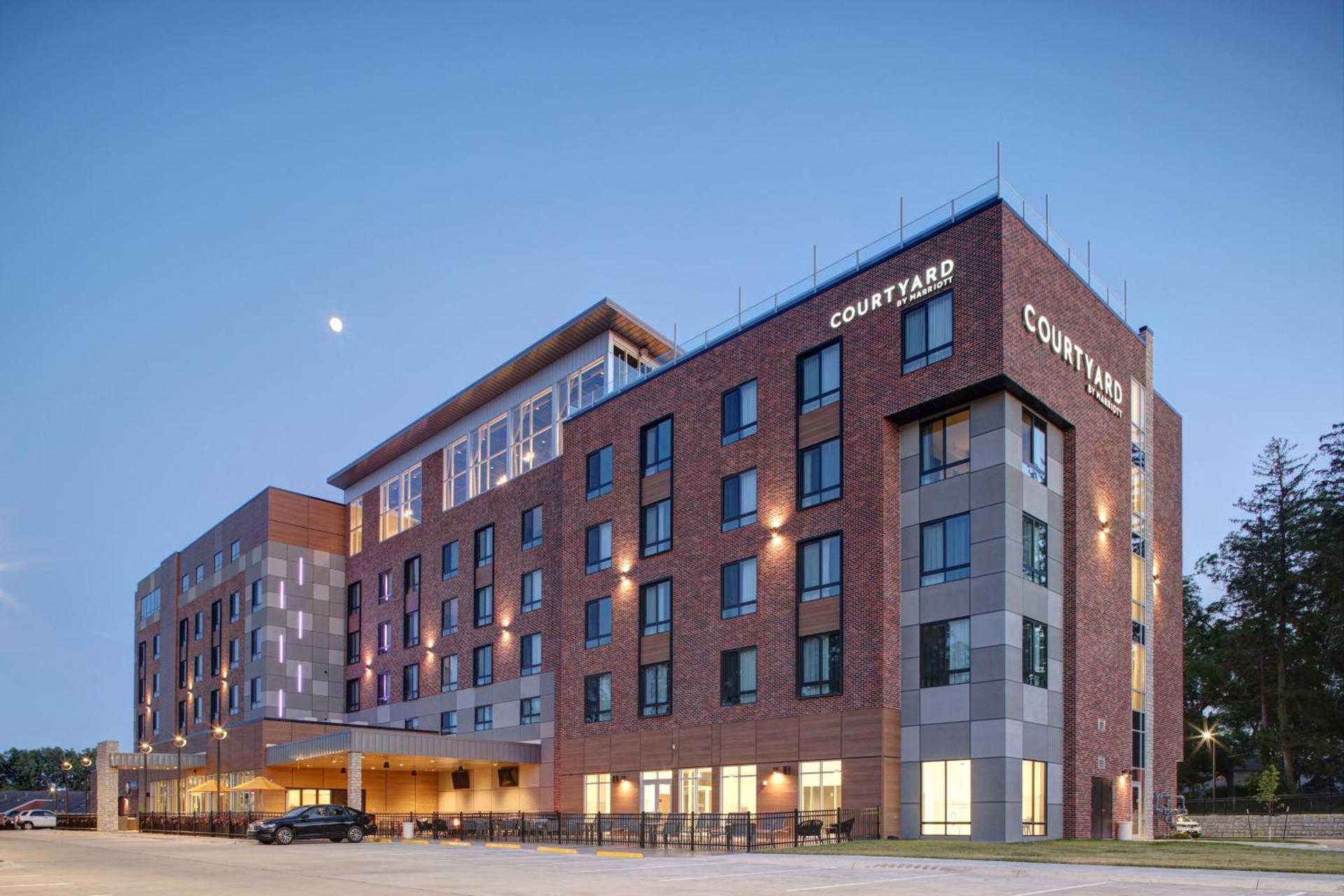 Courtyard by Marriott Iowa City University Heights — hotel in Iowa City