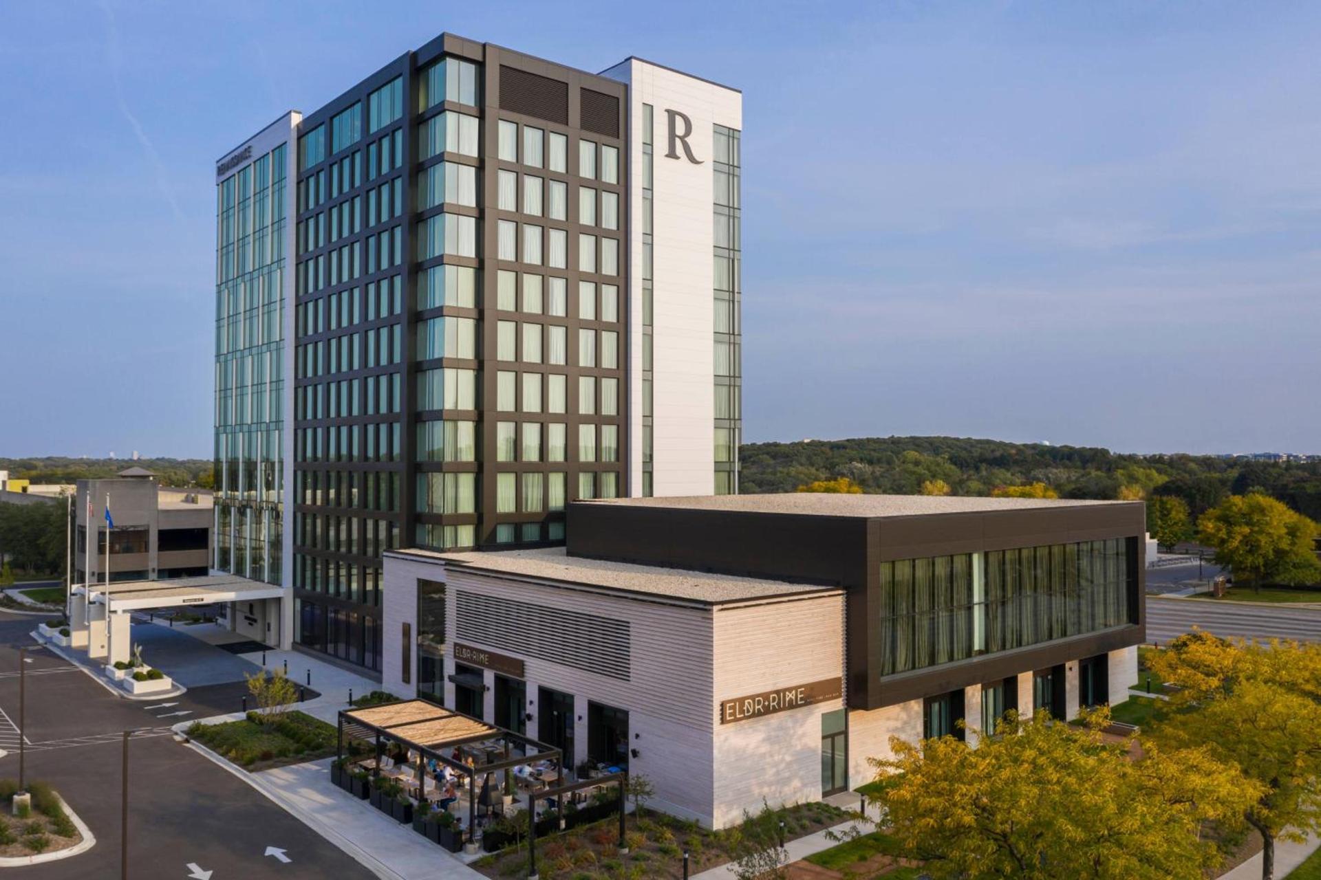 Renaissance Milwaukee West Hotel — hotel in Wauwatosa