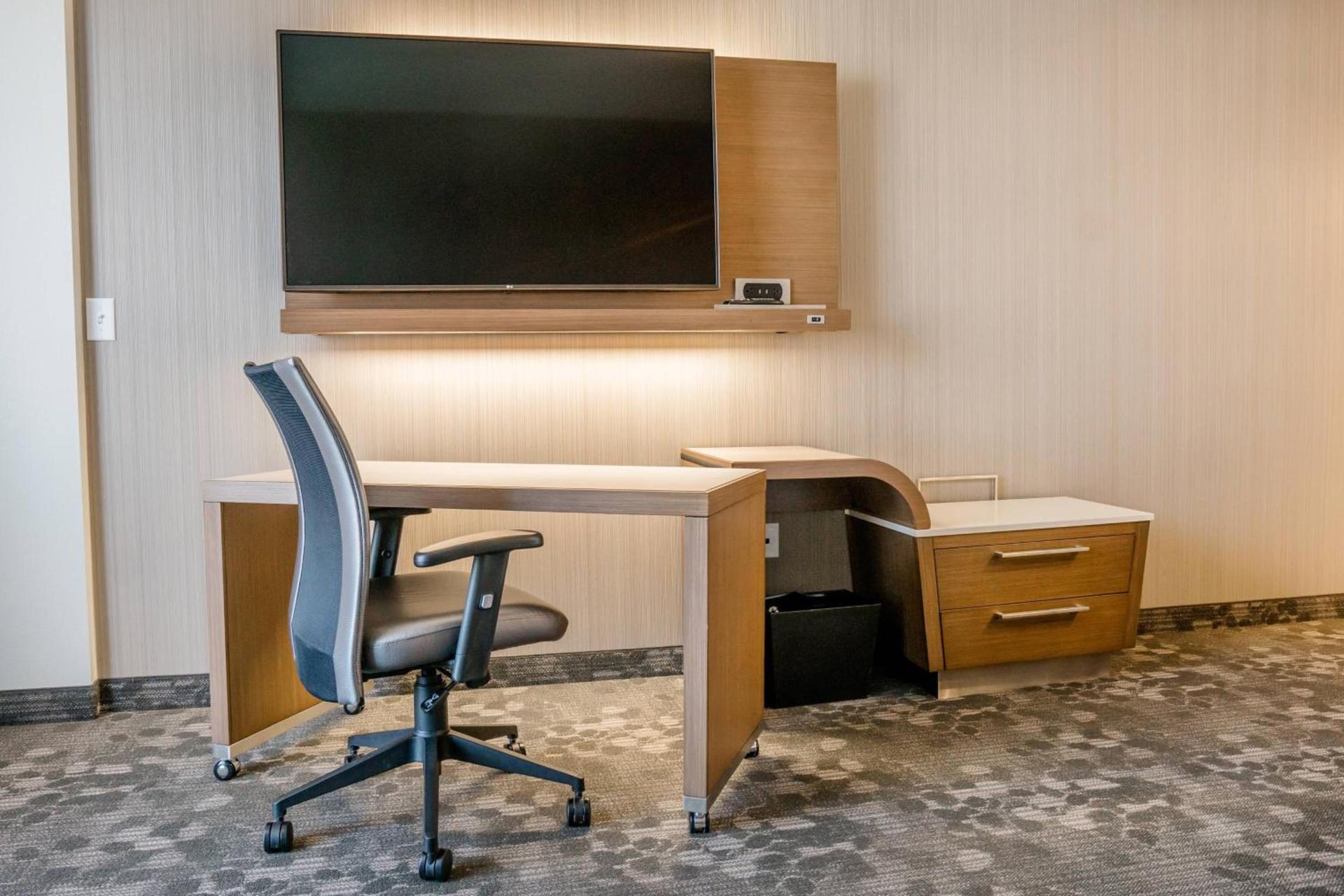 Courtyard by Marriott Fargo photo 38